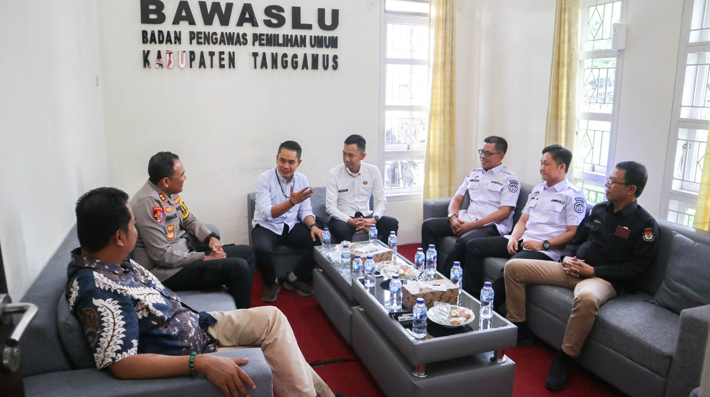 Tanggamus, 10 Januari 2024 - Dalam rangka memperkuat kerjasama dan komunikasi menjelang Pemilu 2024, Kapolres Tanggamus, AKBP Rinaldo Aser, bersama jajaran Polres Tanggamus, melakukan kunjungan silaturahmi ke Kantor Badan Pengawas Pemilu (Bawaslu) Kabupaten Tanggamus pada Rabu (10/01/2024).