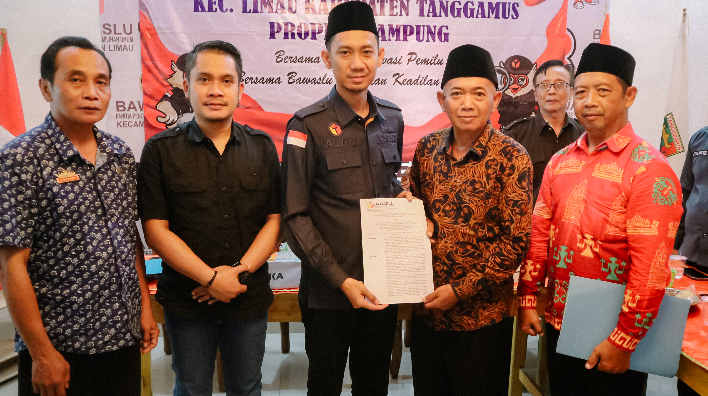 Limau, 19 Januari 2024 - Suasana Khidmat dan penuh semangat menyelimuti acara Pengukuhan Suparman sebagai Kepala Sekretariat dan Mujiono sebagai Pengelola Keuangan Panitia Pengawas Pemilihan (Panwaslu) Kecamatan Limau. Acara tersebut dihadiri oleh Ketua Bawaslu Kabupaten Tanggamus, Najih Mustofa, serta Koordinator Sekretariat, Alvindra, beserta Pelaksana Teknis Yahya Kusnandar dan Al Shimi.