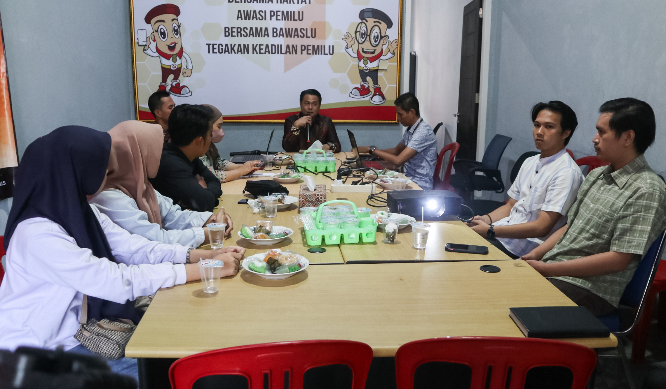 Tanggamus, 25 Januari 2024, Evi Saputra, salah satu anggota Badan Pengawas Pemilu (Bawaslu) Tanggamus, memimpin rapat yang penting di kantor Bawaslu Tanggamus. Rapat tersebut dihadiri oleh Official Saka Adhyasta Pemilu untuk membahas partisipasi Bawaslu Tanggamus dalam acara CAMP DEMOKRASI yang akan datang.