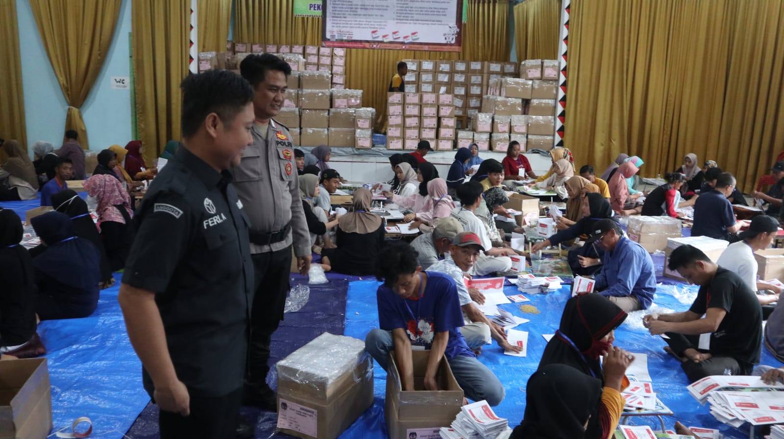 Feri Ariyanto S, Hum, selaku perwakilan Bawaslu Kabupaten Tanggamus, hadir langsung di Gudang Logistik KPU Kabupaten Tanggamus pada Senin (08/01/2024).