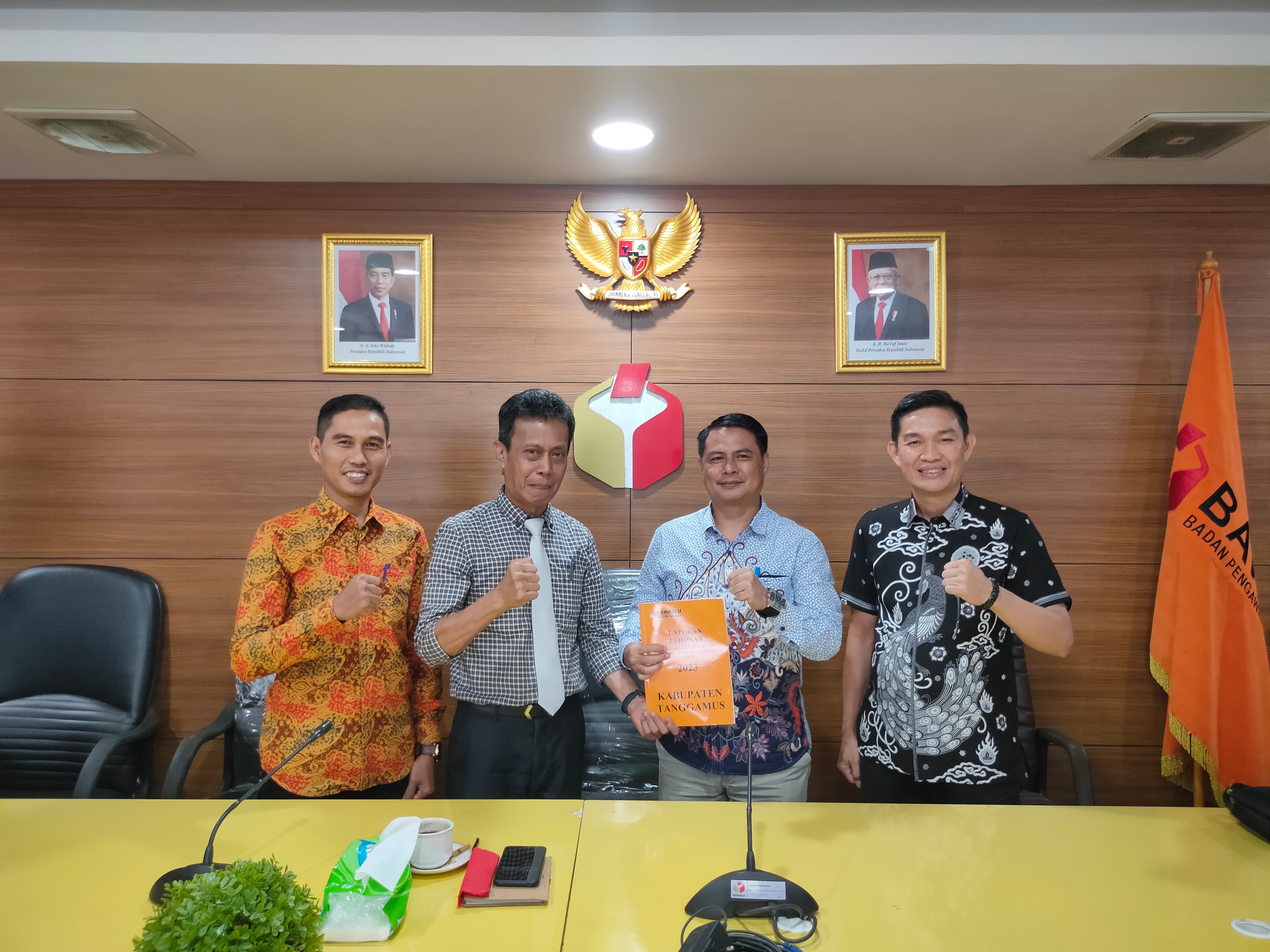 Selasa, 9 Januari 2023 - Evi Saputra, anggota Bawaslu Kabupaten Tanggamus, bersama staf Budi Setiawan dan perwakilan Bawaslu se-Provinsi Lampung, menyampaikan Laporan Tahunan Penyelesaian Sengketa Proses Pemilu Tahun 2023 di Bawaslu RI.