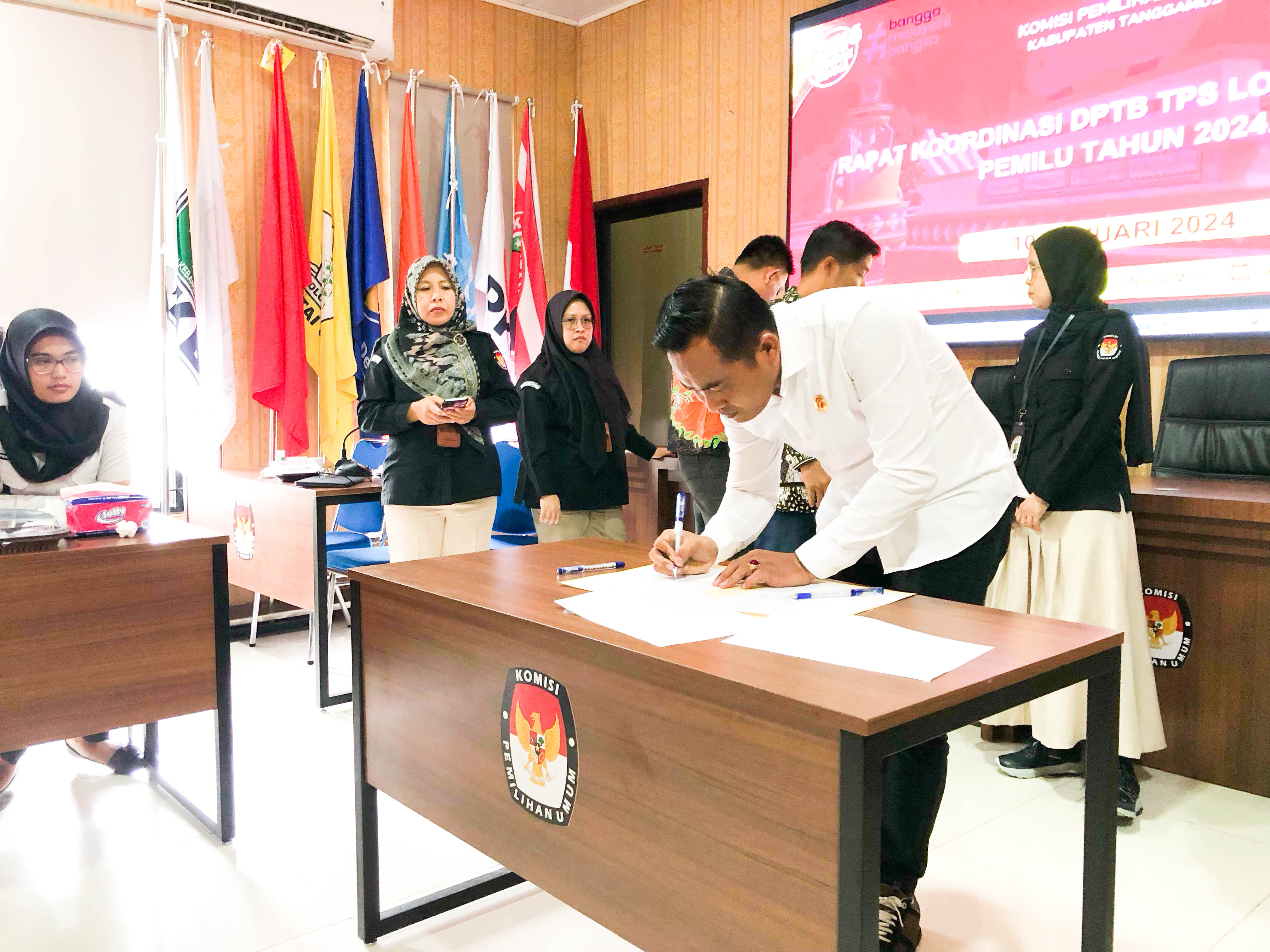 Tanggamus, 10 Januari 2024 - Aula KPU Kabupaten Tanggamus menjadi saksi pertemuan yang penuh sinergi, Rabu (10/01/2024), saat Ketua dan Anggota Bawaslu Kabupaten Tanggamus turut hadir dalam Rapat Koordinasi TPS Lokasi Khusus Pemilu Tahun 2024. Kebersamaan ini dihadiri oleh berbagai pihak, termasuk KPU Kabupaten Tanggamus, Disdukcapil Kabupaten Tanggamus, Rutan Kelas IIB Kotaagung, Lapas Kelas IIB Kotaagung, dan Sekolah Usaha Perikanan Menengah (SUPM) Kotaagung.