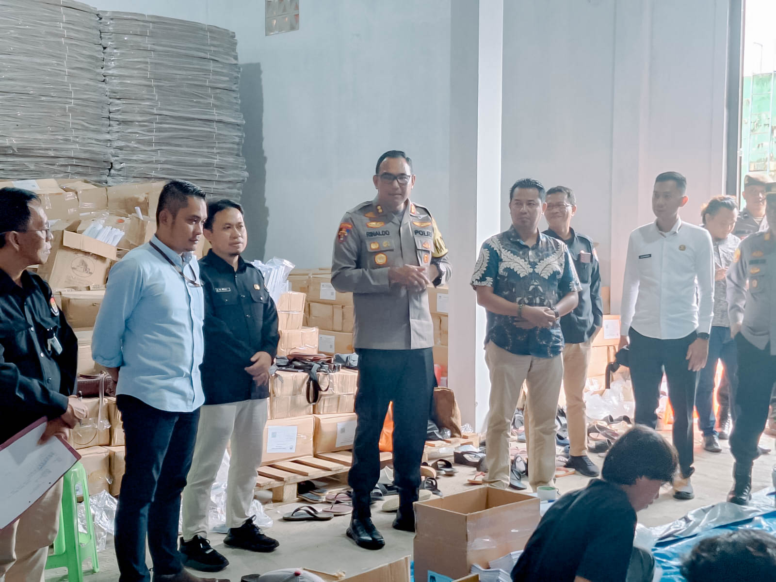 Tanggamus, 10 Januari 2024 - Kunjungan bersama oleh Najih Mustofa Ketua Bawaslu didampingi ALVINDRA Koordinator Sekretariat bawaslu, dan Ketua KPU, disertai AKBP RINALDO ASER Kapolres Tanggamus, menjadi momen penting dalam pengawasan pelipatan surat suara Pemilu 2024 di Gudang KPU Kabupaten Tanggamus. Dalam kesempatan tersebut, Kapolres Tanggamus memberikan arahan kepada pekerja yang tengah sibuk melipat surat suara, sambil menegaskan pentingnya melaporkan surat suara yang rusak kepada panitia.