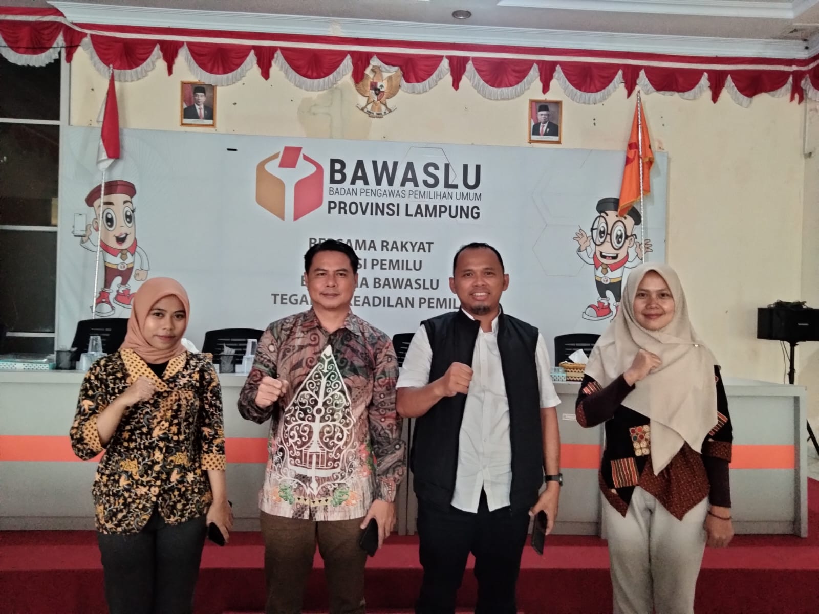 Bandar Lampung, 11 Januari 2024 - Anggota Badan Pengawas Pemilu (Bawaslu) Tanggamus, Evi Saputra, dan Heri Pelaksana Teknis, menghadiri Rapat Pembahasan Laporan Akhir Pengawasan Pencalonan Anggota DPD, DPRD Provinsi, dan Kabupaten/Kota. Acara ini dilaksanakan pada hari Kamis, 11 Januari 2024, pukul 14.00 WIB, di Ruang Rapat Pepadun Bawaslu Provinsi Lampung.