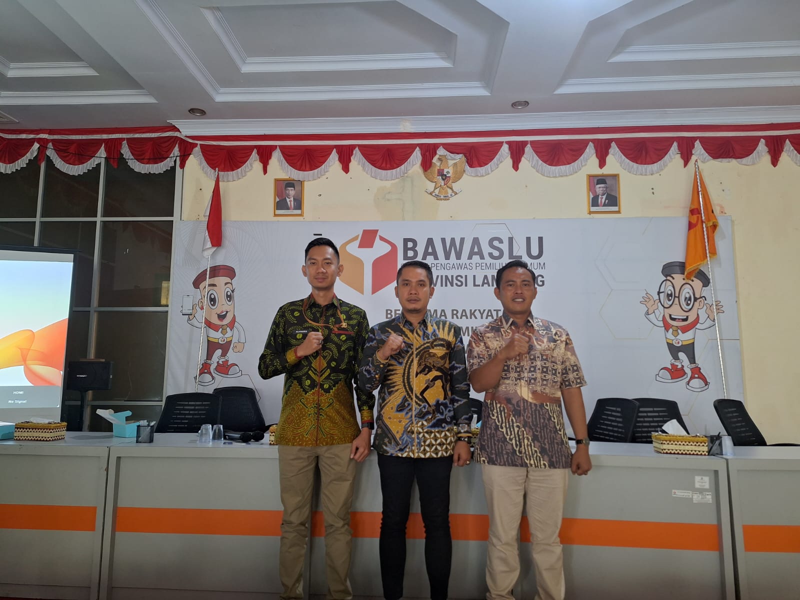 Bandar Lampung, 11 Januari 2024 - Badan Pengawas Pemilu (Bawaslu) Provinsi Lampung intensif melakukan langkah-langkah strategis guna memastikan kelancaran proses logistik Pemilu 2024 di wilayah tersebut. Dalam rangka optimalisasi pengawasan, Bawaslu Provinsi Lampung menggelar kegiatan Rapat Hasil Pengawasan Pengadaan dan Pendistribusian Surat Suara Presiden dan Anggota DPD di Kabupaten/Kota.