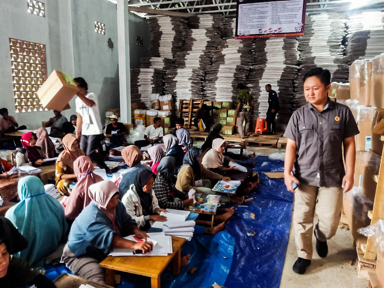 Tanggamus, 12 Januari 2024 - Kordinator Divisi Sumber Daya Manusia dan Organisasi (Kordiv SDMO) Bawaslu Tanggamus, Feri Ariyanto, menunjukkan dedikasinya yang luar biasa dalam menjalankan tugas pengawasan pelipatan surat suara untuk pemilihan yang segera datang. Hingga hari terakhir, 12 Januari 2024, Feri Ariyanto masih terus memastikan kelancaran proses tersebut.