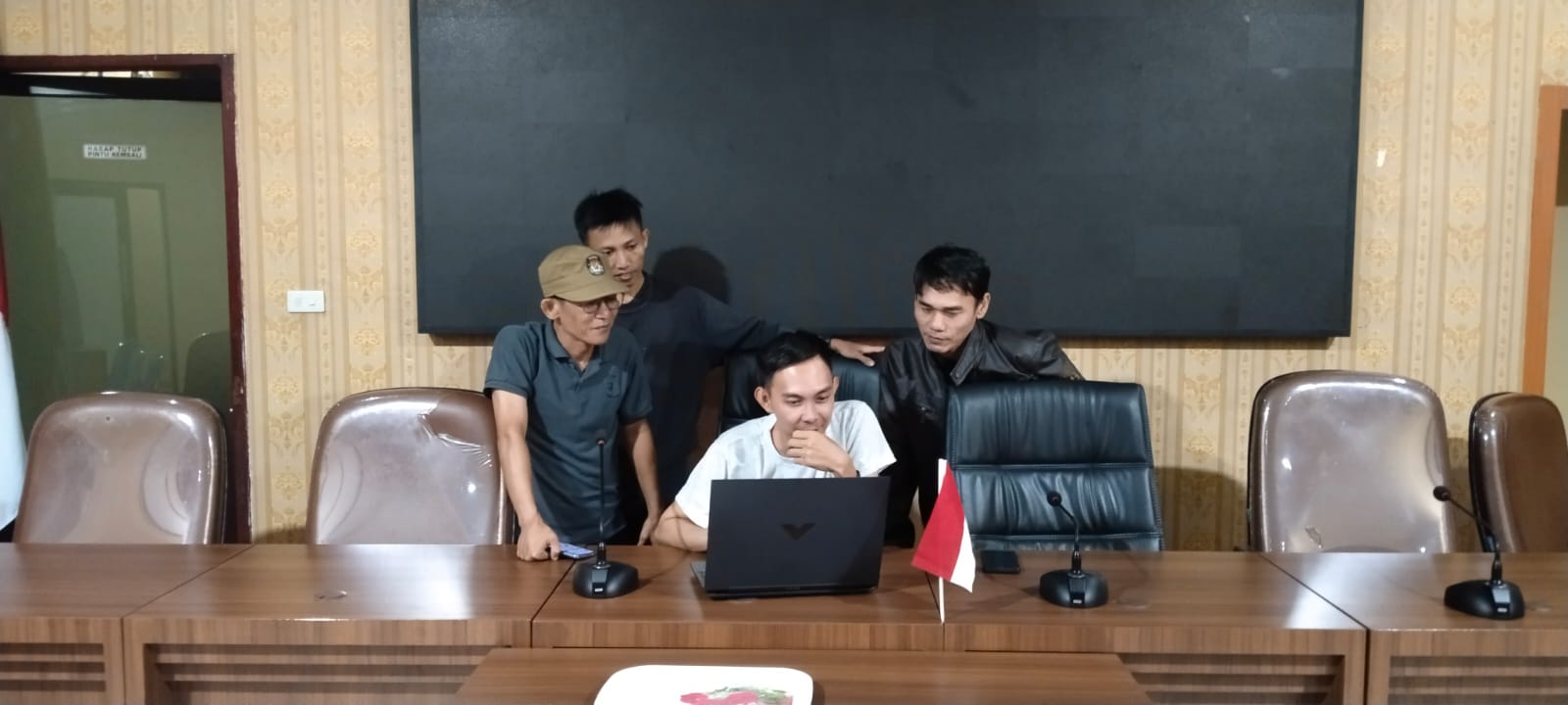 Tanggamus, 12 Januari 2023 - Momentum krusial melanda Kabupaten Tanggamus ketika Badan Pengawas Pemilu (Bawaslu), yang dipimpin oleh Wedi Yansyah (Anggota Bawaslu Kab. Tanggamus) dan Apriyandi (Staf Teknis Bawaslu Kab. Tanggamus), menjalankan tugas pengawasan dengan cermat terhadap Laporan Akhir Dana Kampanye (LADK) di Kantor Komisi Pemilihan Umum (KPU) Kabupaten Tanggamus. Sampai dini hari Pukul : 00:00 Wib.