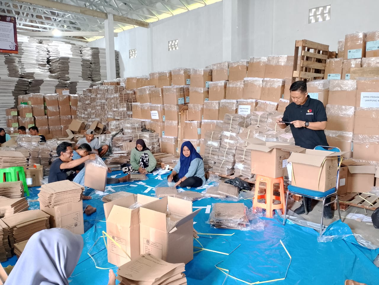 Anggota Badan Pengawas Pemilu (Bawaslu) Kabupaten Tanggamus, Feri Ariyanto, beserta stafnya aktif terlibat dalam pengawasan penyortiran sampul surat suara Pemilu tahun 2024. Kegiatan ini dilakukan oleh Komisi Pemilihan Umum (KPU) Kabupaten Tanggamus di gudang logistik utama pada hari Minggu, 14 Januari.