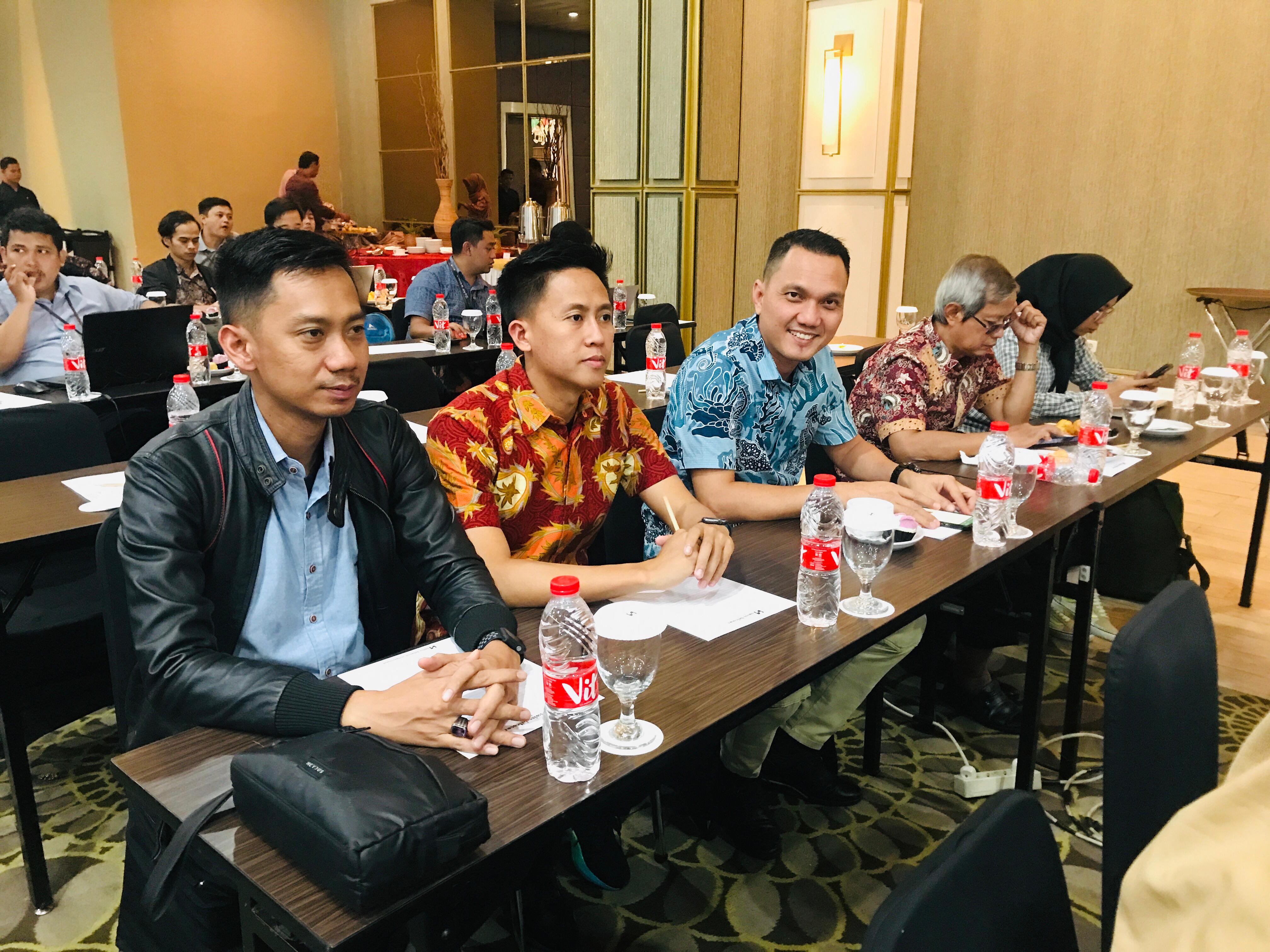 OGOR - Koordinator Sekretariat Bawaslu Kabupaten Tanggamus, Alvindra, dan Yahya Kusnandar selaku Pelaksana Teknis, turut hadir dalam Rapat Teknis Pengelolaan Website Utama Bawaslu Kabupaten/Kota Hasil Unifikasi Regional 2. Acara yang berlangsung pada tanggal 13 dan 14 Januari 2024 di Swiss-Belcourt Bogor tersebut dihadiri oleh berbagai pihak terkait untuk meningkatkan keamanan dan optimalisasi pengelolaan website Bawaslu Kabupaten/Kota.