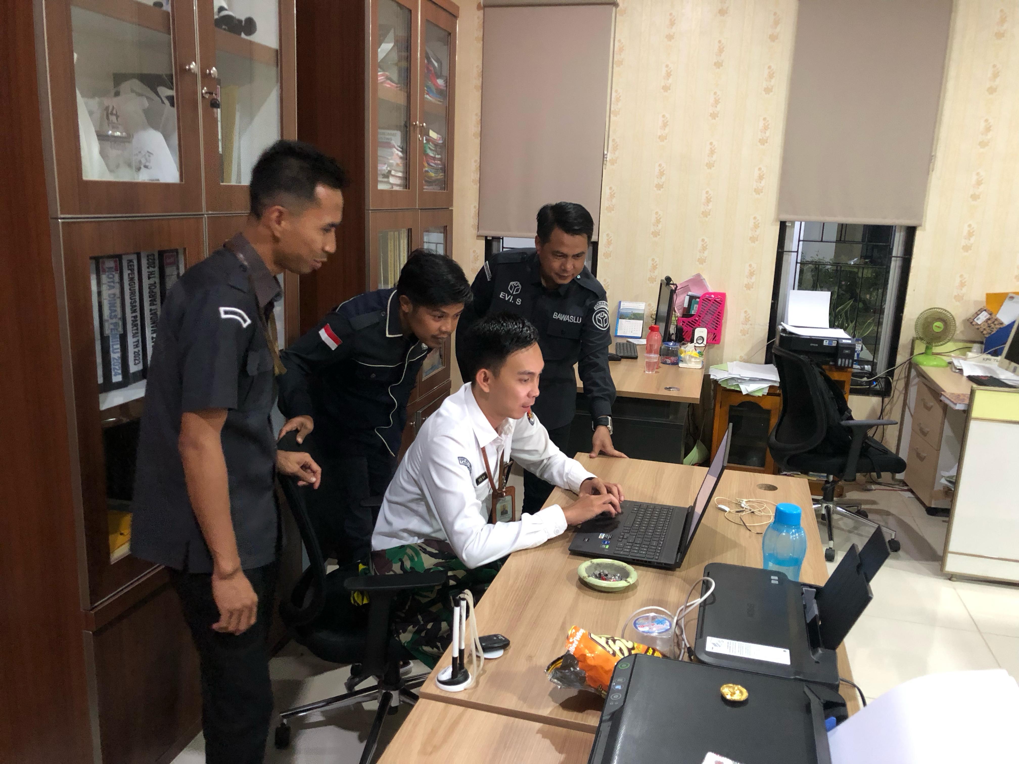 Kotaagung, 16 Januari 2024 - Anggota Badan Pengawas Pemilu (Bawaslu) Kabupaten Tanggamus, Evi Saputra, melaksanakan pengawasan terhadap penginputan Daftar Pemilih Tambahan (DPTb) di Kantor Komisi Pemilihan Umum (KPU) Kabupaten Tanggamus pada Senin, 15 Januari 2023.