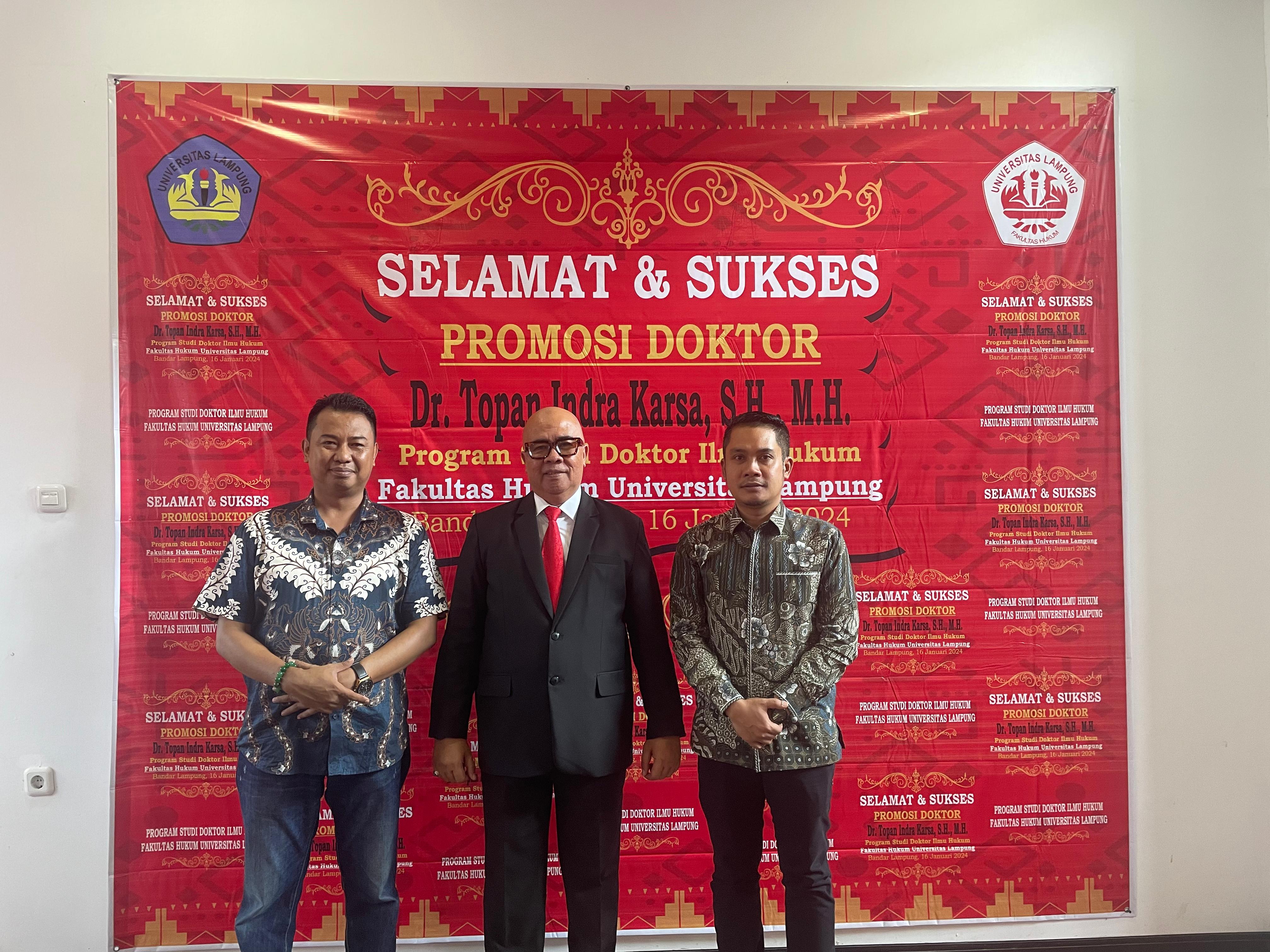 Tanggamus, 16 Januari 2024 - Ketua Badan Pengawas Pemilihan Umum (Bawaslu) Kabupaten Tanggamus, Najih Mustofa, menghadiri undangan ujian terbuka promosi doktor anggota Tim Pemeriksa Daerah (TPD) Provinsi Lampung. Acara tersebut berlangsung di Gedung B, lantai 2, Program Studi Doktor Ilmu Hukum, Ruang 1, Universitas Lampung pada tanggal 16 Januari 2024.