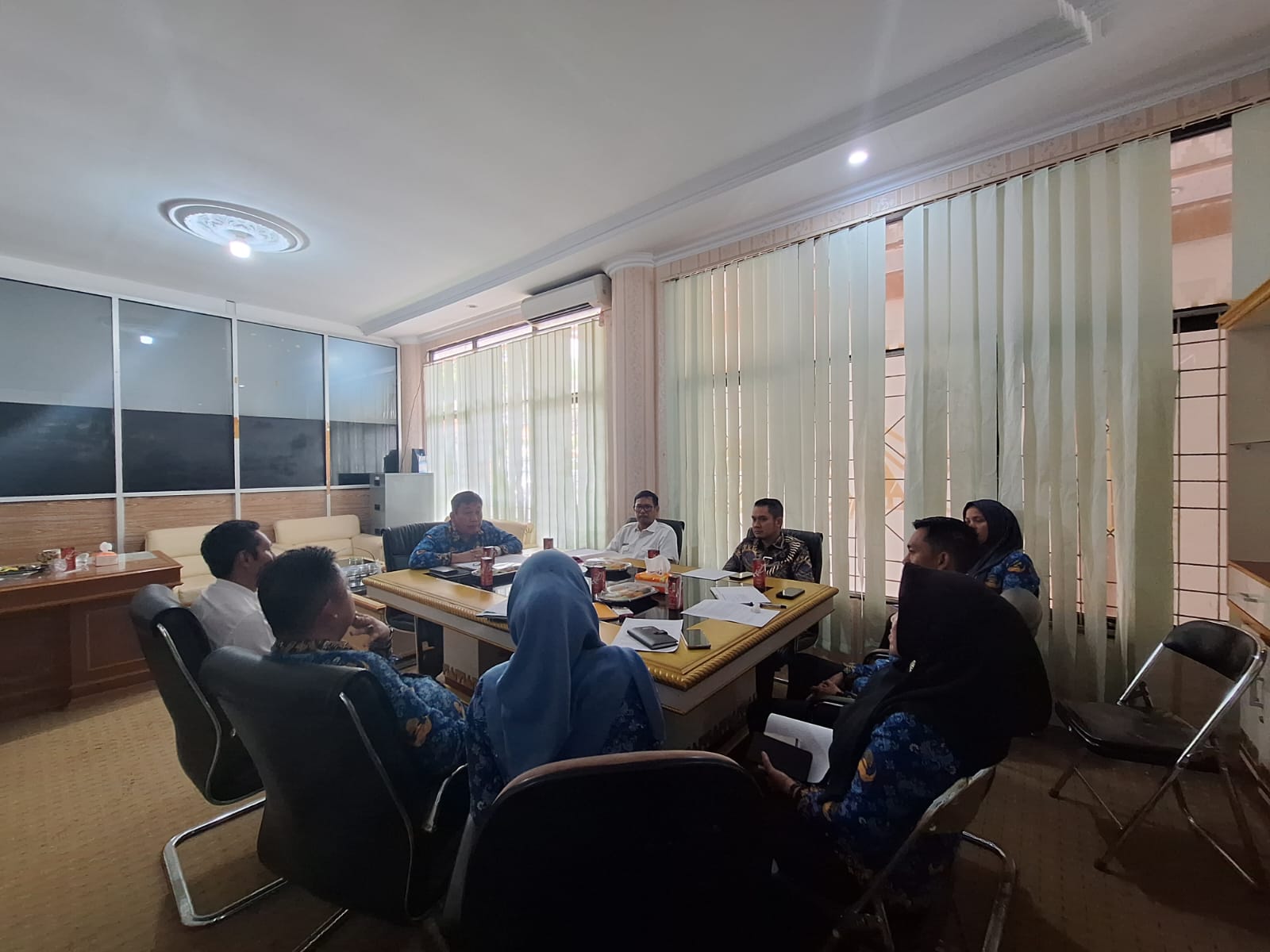 Tanggamus, 17 Januari 2024, Ketua Badan Pengawas Pemilu (Bawaslu) Tanggamus, Najih Mustofa, dan Alvindra, Koordinator Sekretariat Bawaslu Tanggamus, menggelar rapat persiapan terkait hibah lahan untuk Kantor Bawaslu Tanggamus. Rapat tersebut diadakan bersama Badan Pertanahan Nasional (BPN) Kabupaten Tanggamus, Kepala Bagian Hukum Setdakab. Tanggamus, dan Kepala Bidang Aset Badan Pengelola Keuangan dan Aset Daerah (BPKD) Tanggamus.