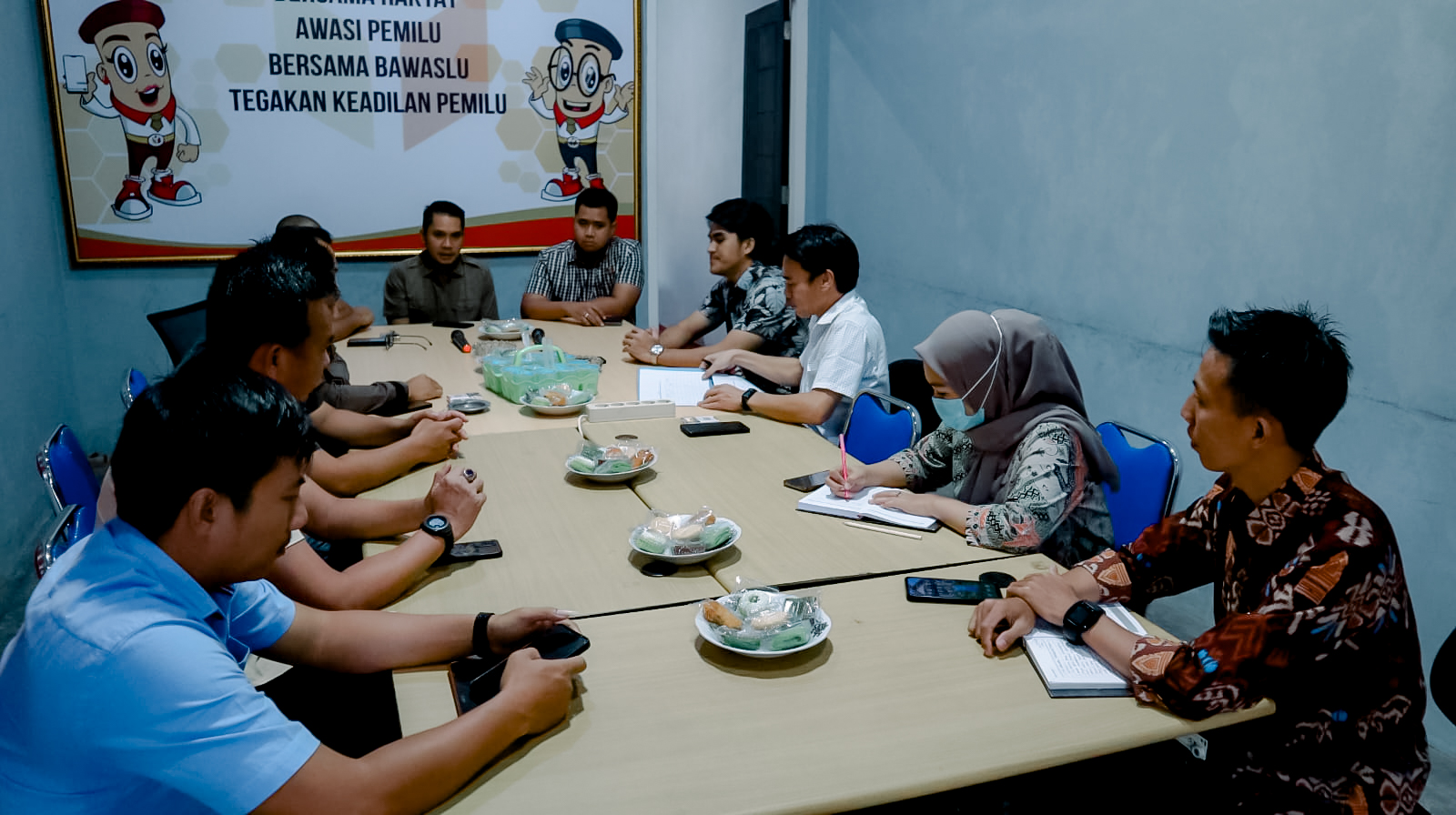 Tanggamus, 18 Januari 2024 - Ruang rapat Bawaslu Kabupaten Tanggamus - Rabu, 18 Januari 2024, digelarnya Rapat  Rutin Sentra Gakkumdu. Acara ini dihadiri oleh berbagai pihak, termasuk Ketua Bawaslu Kabupaten Tanggamus Najih Mustofa serta Anggota Bawaslu Tanggamus, Wedi Yansyah.