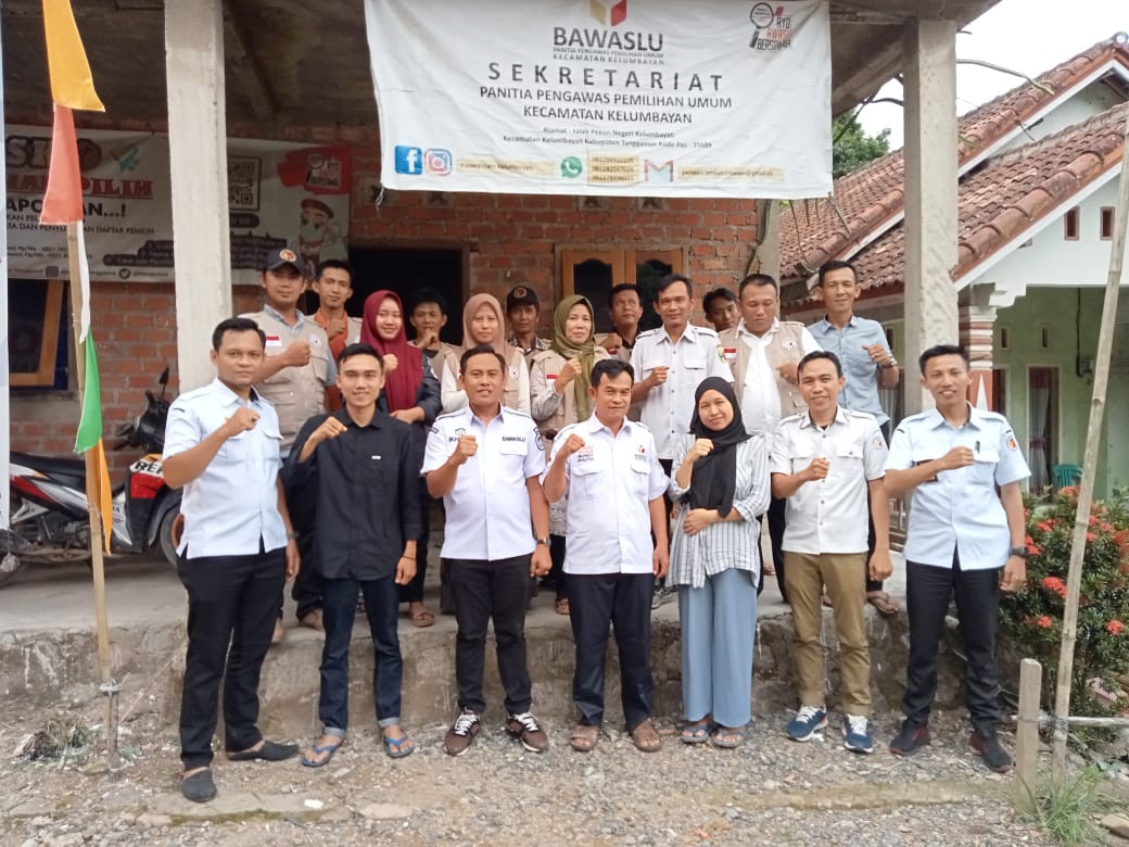 Tanggamus, 17 Januari 2024 - Anggota Badan Pengawas Pemilu (Bawaslu) Kabupaten Tanggamus, Ikhwanuddin, bersama dengan stafnya, melaksanakan tugas supervisi dan monitoring yang ketat terhadap proses rekrutmen pengawas tempat pemungutan suara (TPS) di Kecamatan Kelumbayan dan Kelumbayan Barat. Kegiatan ini menjadi langkah krusial untuk memastikan integritas dan transparansi dalam pelaksanaan pemilihan umum mendatang.