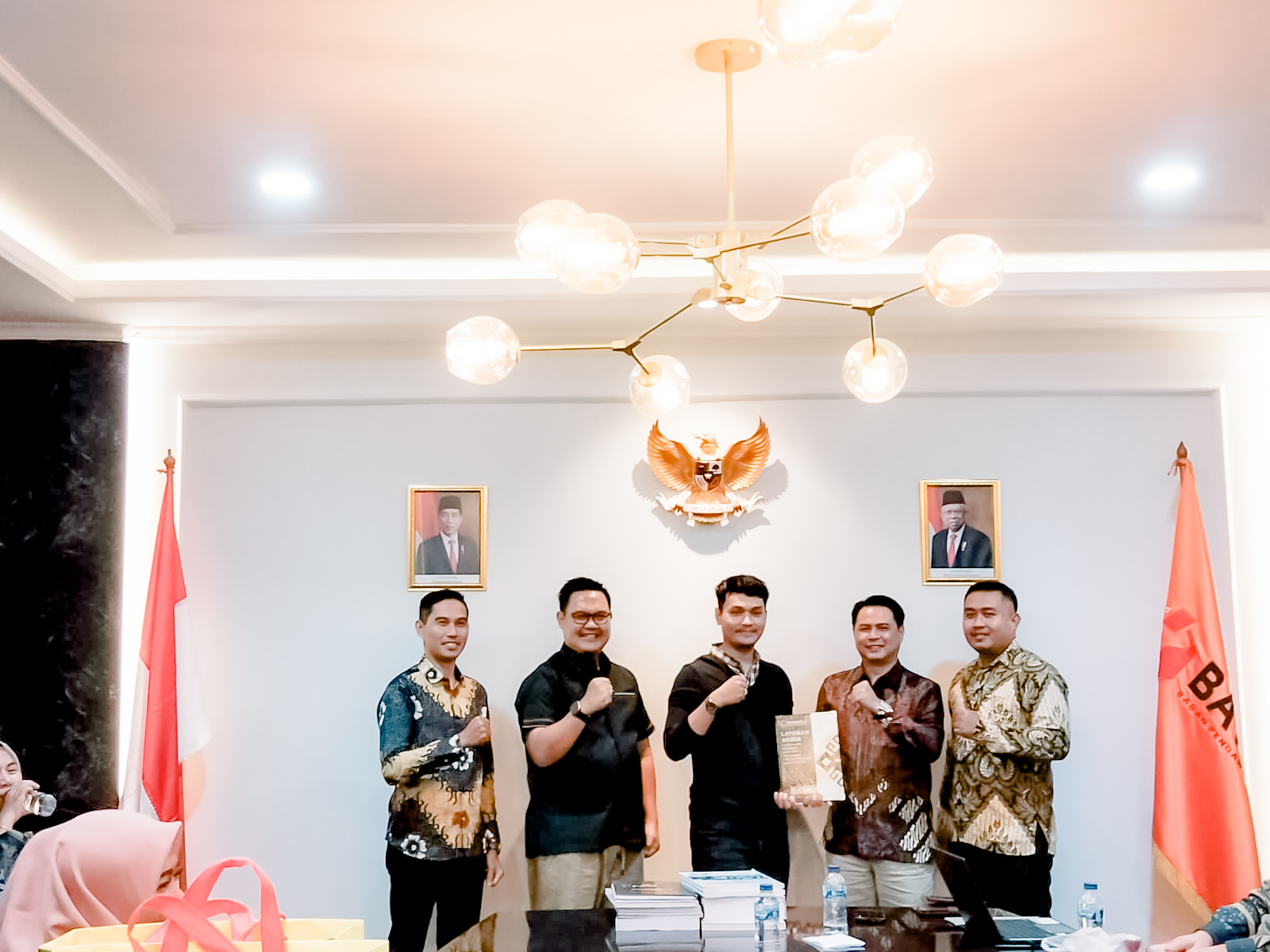 Tanggamus, 19 Februari 2024 - Seiring dengan Surat Ketua Bawaslu Nomor 15/HK/K1/01/2024 tanggal 5 Januari 2024, yang meminta Laporan Pengawasan Pencalonan Anggota DPR, DPD, DPRD Provinsi, dan DPRD Kabupaten/Kota, Evi Saputra, anggota Bawaslu Kabupaten Tanggamus bersama Heri dan Budi dari Divisi Hukum, secara resmi menyampaikan Laporan Pengawasan tersebut ke Bawaslu Republik Indonesia.
