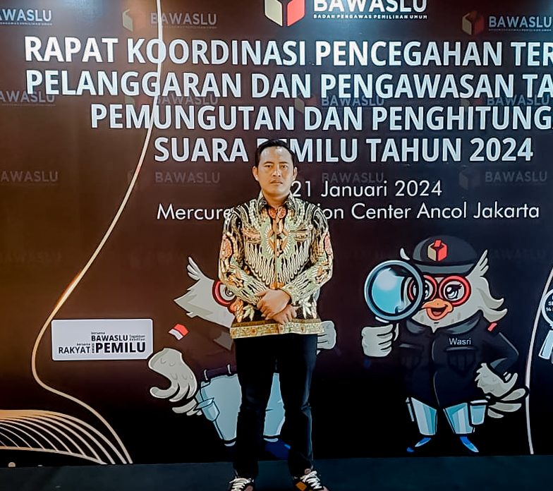 Jakarta, 19 Januari 2024 - Anggota Bawaslu Lampung, Ikhwanuddin, turut hadir dalam Rapat Koordinasi Pencegahan Terhadap Pelanggaran dan Pengawasan Tahapan Pemungutan dan Penghitungan Suara Pemilu Tahun 2024 di Jakarta pada Jumat (19/1). Kegiatan tersebut dihadiri juga oleh anggota Bawaslu Kabupaten/Kota Pengampu divisi Pencegahan, Parmas, dan Humas.