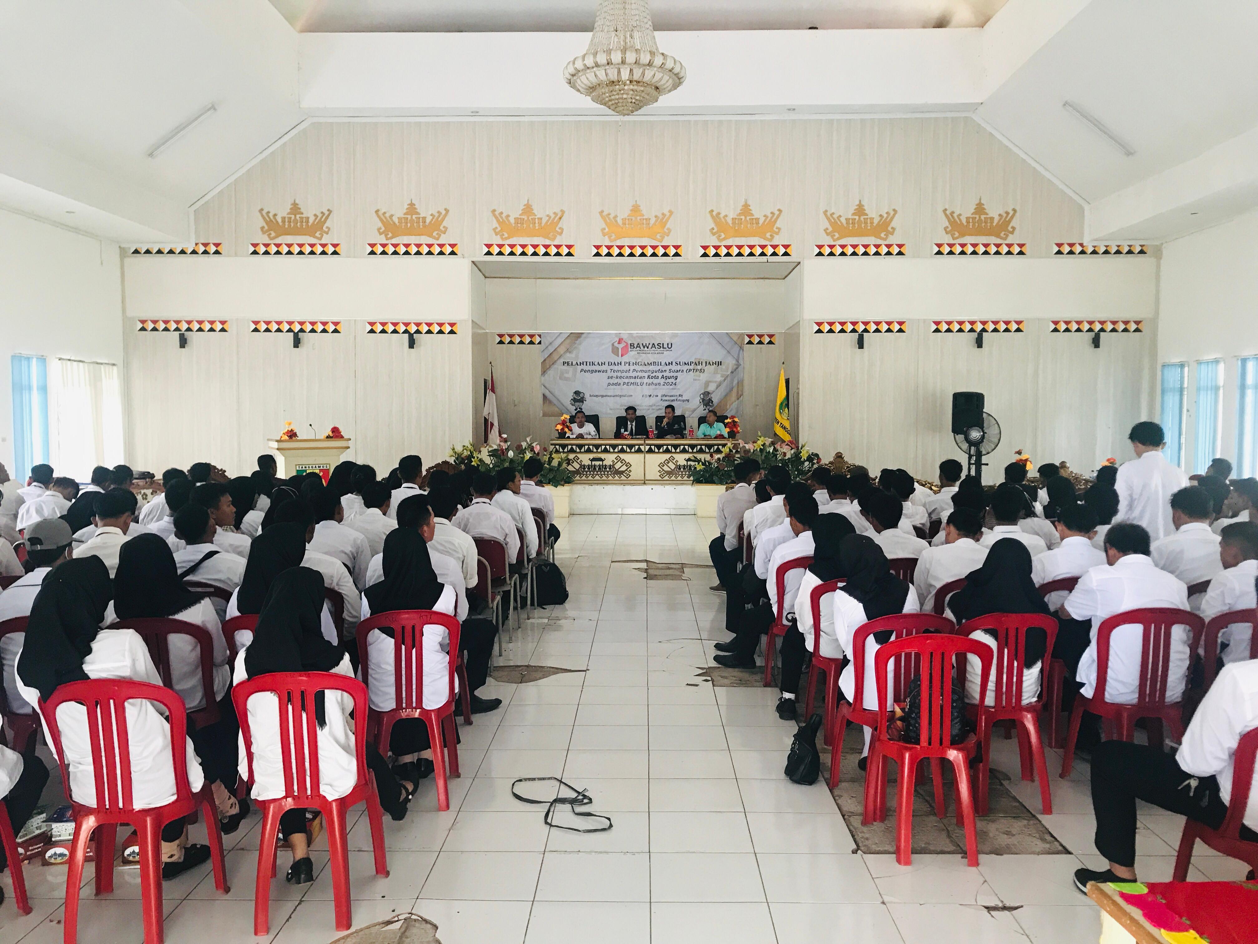Tanggamus, 22 Januari 2024 - Badan Pengawas Pemilihan Umum (Bawaslu) Kabupaten Tanggamus resmi melantik 1887 Pengawas Tempat Pemungutan Suara (PTPS) sebagai persiapan menghadapi Pemilihan Umum (PEMILU) 2024. Pelantikan ini bertujuan untuk memastikan proses pemungutan suara berjalan dengan adil, transparan, dan bebas dari berbagai bentuk pelanggaran.