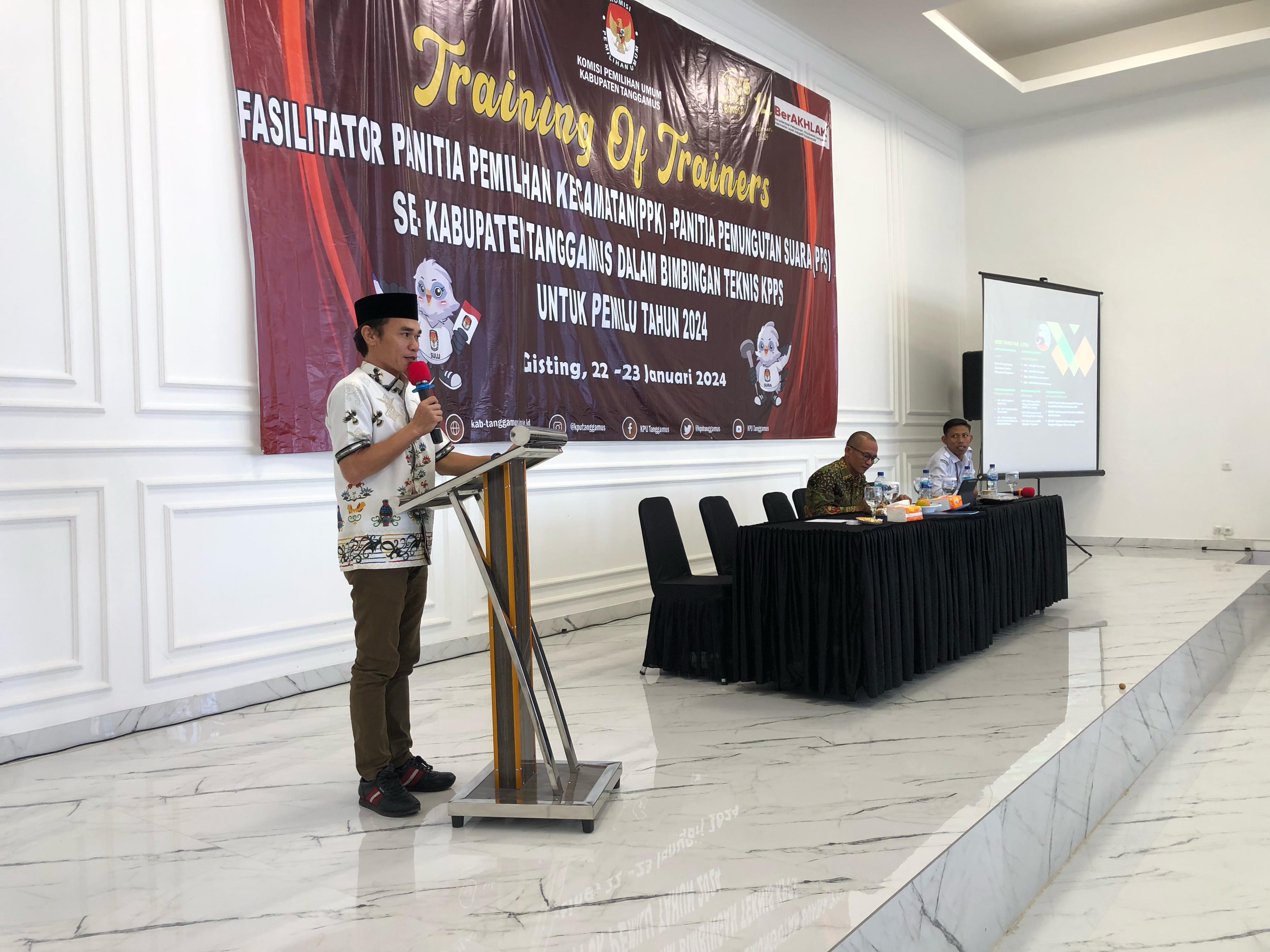 Anggota Badan Pengawas Pemilihan Umum (Bawaslu) Kabupaten Tanggamus, Wedi Yansyah, turut hadir sebagai narasumber dalam kegiatan ini. Dalam paparannya, Wedi Yansyah menyampaikan pentingnya peran KPPS sebagai ujung tombak dalam menjaga keberlangsungan proses demokrasi di tingkat grassroots.