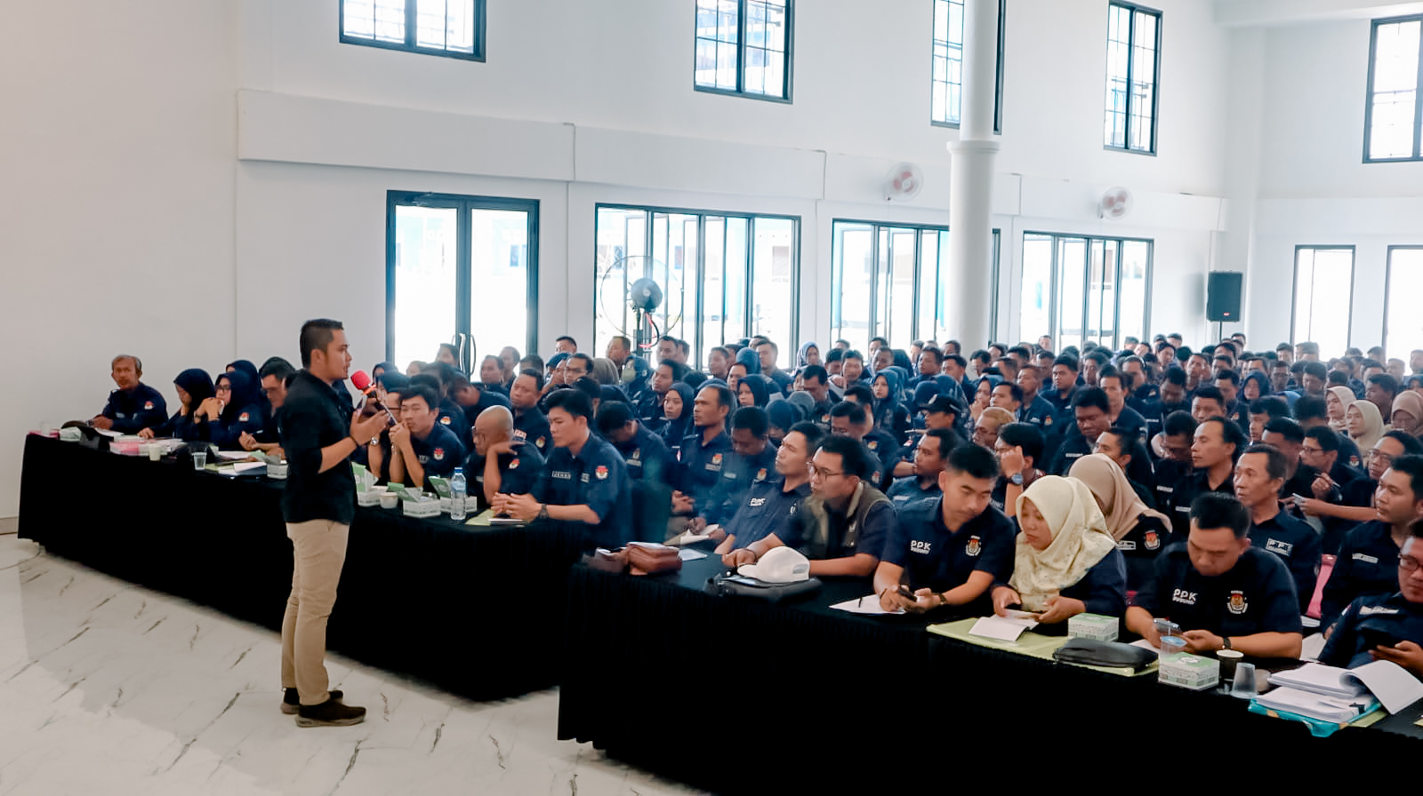 Tanggamus, 23 Januari 2024 - Dalam upaya menghadapi Pemilihan Umum (Pemilu) Tahun 2024 dengan langkah-langkah strategis, Komisi Pemilihan Umum (KPU) Kabupaten Tanggamus menggelar Training of Trainers (TOT) Fasilitator bagi Panitia Pemilihan Kecamatan (PPK) dan Panitia Pemilihan Desa (PPS). Acara yang berlangsung pada tanggal 23 Januari 2024 ini diadakan di Hotel The Royal Gisting, Jln. Mes Pemda Kecamatan Gisting, Kabupaten Tanggamus.