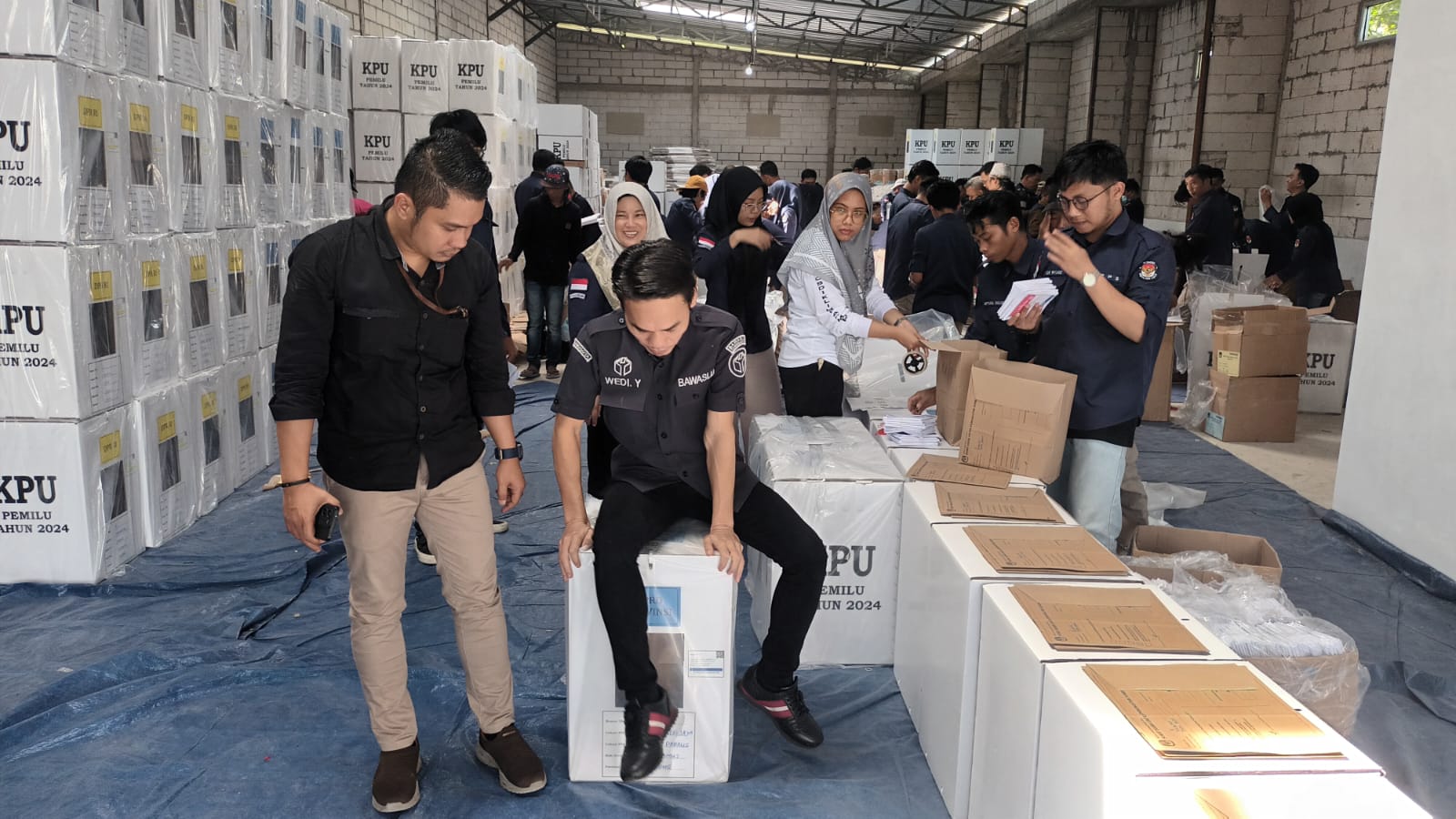 Tanggamus, 23 Januari 2024 - Dalam rangka memastikan kelancaran dan keberlangsungan Pemilihan Umum (Pemilu) 2024, Ketua Badan Pengawas Pemilu (Bawaslu) Kabupaten Tanggamus, Najih Mustofa, bersama dengan anggota Bawaslu, Wedy Yansyah, melakukan uji kualitas ketahanan kotak suara di Gudang Komisi Pemilihan Umum (KPU) Tanggamus pada hari ini, Rabu (23/01/2024).