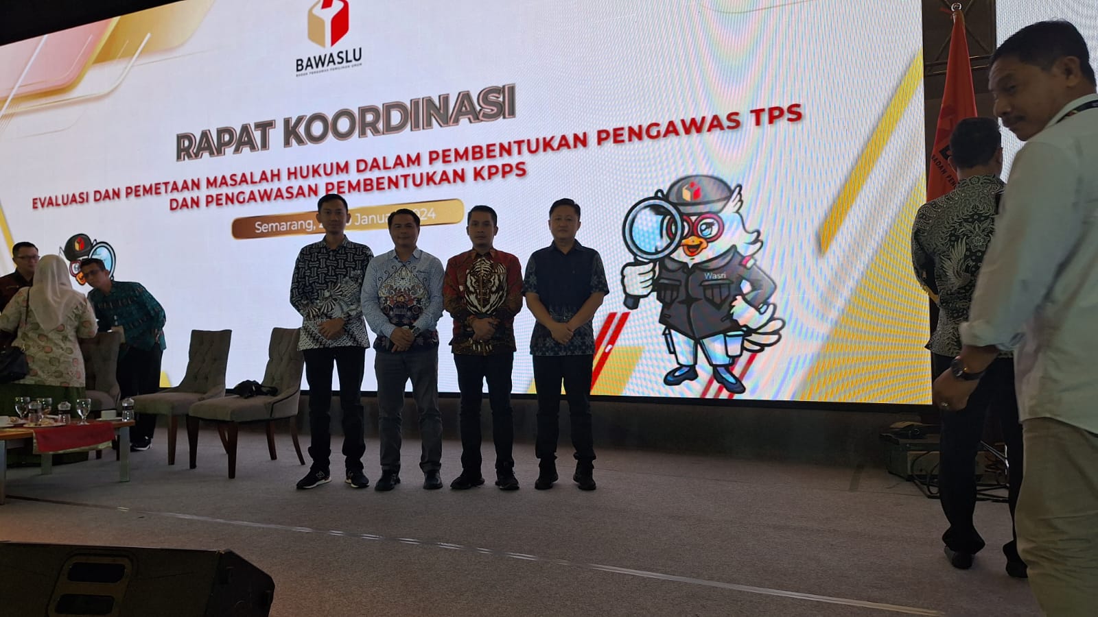 Semarang, 30 Januari 2024 - Dalam rangka menyongsong Pemilihan Umum Serentak tahun 2024, Ketua Bawaslu Tanggamus, Najih Mustofa, didampingi oleh anggota Bawaslu Tanggamus lainnya, Evi Saputra dan Fery Ariyanto, serta Koordinator Sekretariat Alvindra, turut menghadiri acara Rapat Koordinasi Evaluasi dan Pemetaan Masalah Hukum Dalam Pembentukan Pengawas TPS dan Pengawasan Pembentukan KPPS.
