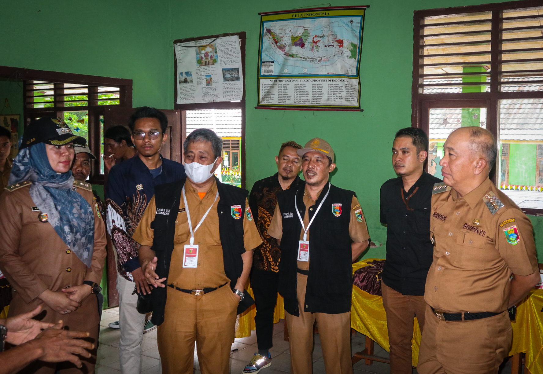Tanggamus, 13 Februari 2024 - Dalam upaya memastikan kesiapan Tempat Pemungutan Suara (TPS) menjelang hari pemungutan suara yang jatuh pada tanggal 14 Februari 2024, Ketua Badan Pengawas Pemilu (Bawaslu) Tanggamus, Najih Mustofa, bersama Bupati Tanggamus, Mulyadi Irsan, melaksanakan kunjungan ke salah satu TPS di Kabupaten Tanggamus.