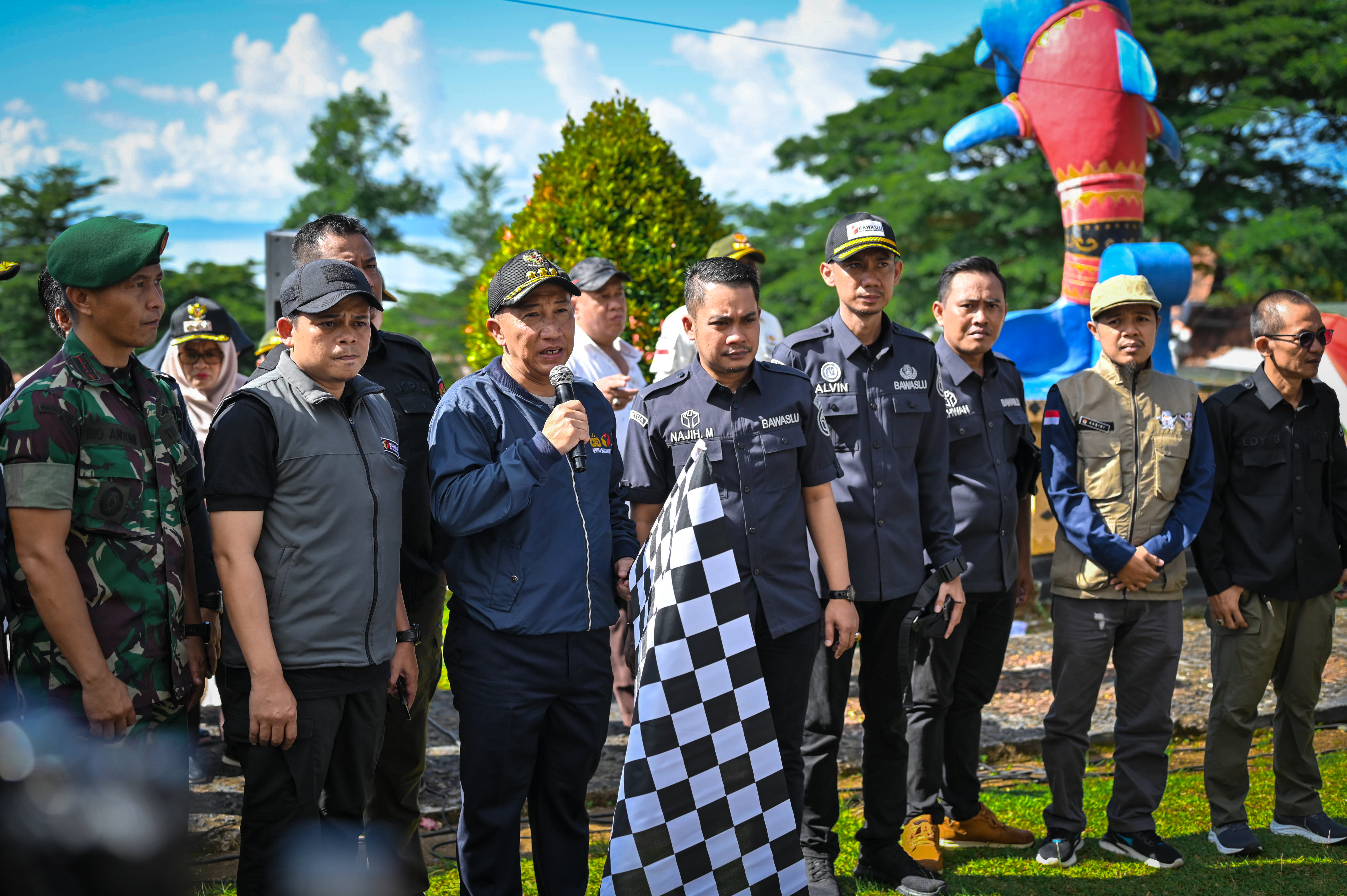 Tanggamus, 11 Februari 2024 - Badan Pengawas Pemilihan Umum (Bawaslu) Kabupaten Tanggamus menggelar "Apel Siaga Patroli Pengawasan Masa Tenang" sebagai bagian dari persiapan optimalisasi pelaksanaan Pemilu Tahun 2024. Acara ini dihadiri oleh sejumlah tokoh penting, termasuk Anggota Bawaslu Provinsi Lampung, jajaran Panitia Pengawas Kecamatan (Panwascam), Komisi Pemilihan Umum (KPU) Kabupaten Tanggamus, serta perwakilan pemerintah dan lembaga terkait.