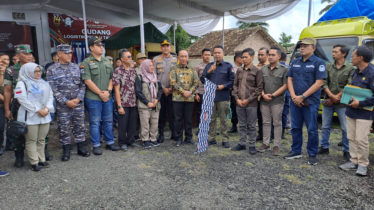 Tanggamus, 10 Februari 2024 - Dalam rangka memastikan kelancaran tahapan Pemilu 2024, Komisi Pemilihan Umum (KPU) Kabupaten Tanggamus menyelenggarakan acara pelepasan distribusi logistik Pemilu secara serentak. Acara yang berlangsung pada Sabtu (10/02) di Gudang Pengelolaan Logistik Dusun XIV, Blok 16, ini dihadiri oleh berbagai pihak terkait, termasuk Ketua Bawaslu Tanggamus, Najih Mustofa.