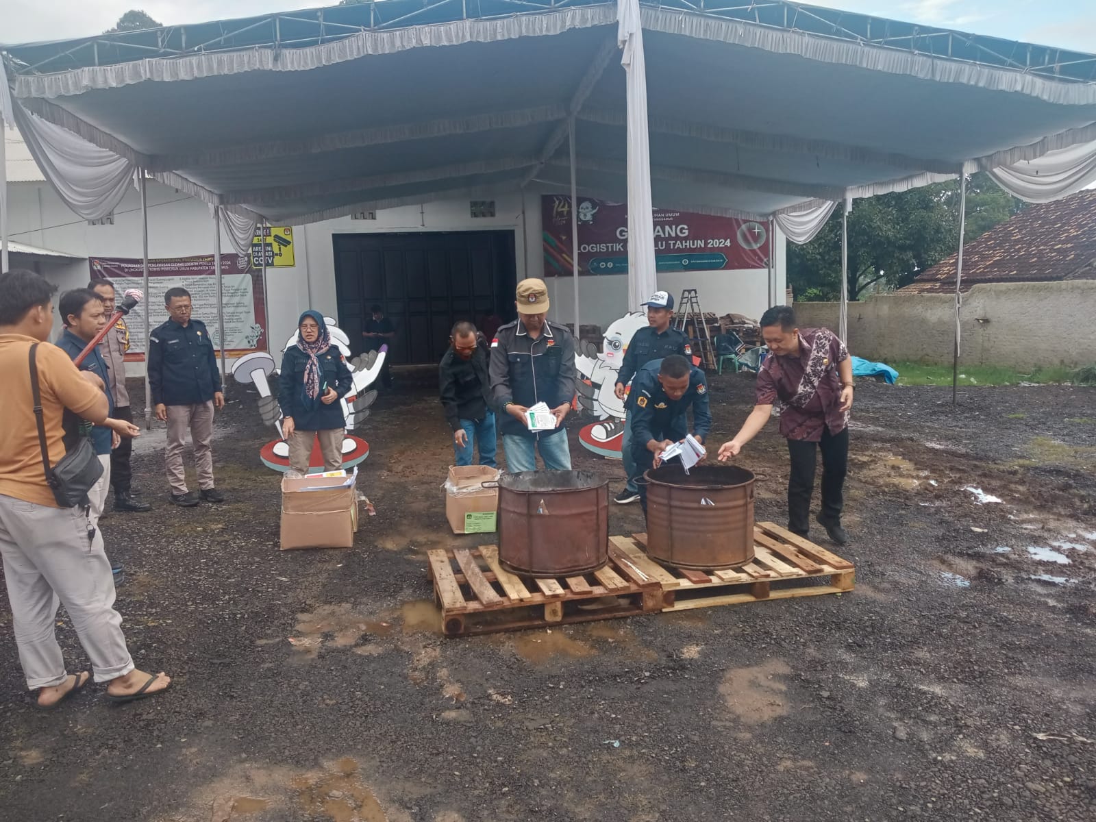 Tanggamus, 13 Februari 2024 - Anggota Badan Pengawas Pemilu (Bawaslu) Kabupaten Tanggamus, Feri Ariyanto, S.Hum, menghadiri kegiatan pemusnahan surat suara rusak dan tidak terpakai di gudang Komisi Pemilihan Umum (KPU) Tanggamus pada Selasa, 13 Februari 2024. Acara tersebut juga dihadiri oleh berbagai pihak terkait, termasuk Polres Tanggamus, Kejaksaan, dan Kodim Tanggamus.