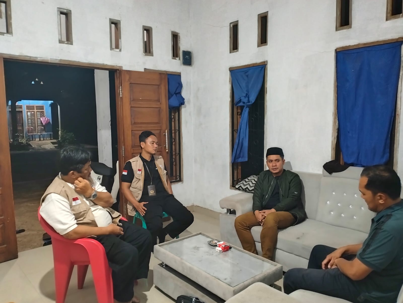 Tanggamus, 13 Februari 2024 - Menjelang hari H pemungutan suara pada tanggal 13 Februari 2024, Ketua Badan Pengawas Pemilu (Bawaslu) Tanggamus, Najih Mustofa, memimpin langsung monitoring pelaksanaan patroli masa tenang oleh Panitia Pengawas Pemilihan Kecamatan (Panwaslu) di Kecamatan Pulau Panggung. Dalam upaya menjaga kelancaran dan keadilan pemilu, patroli ini dilakukan bahkan pada malam hari.