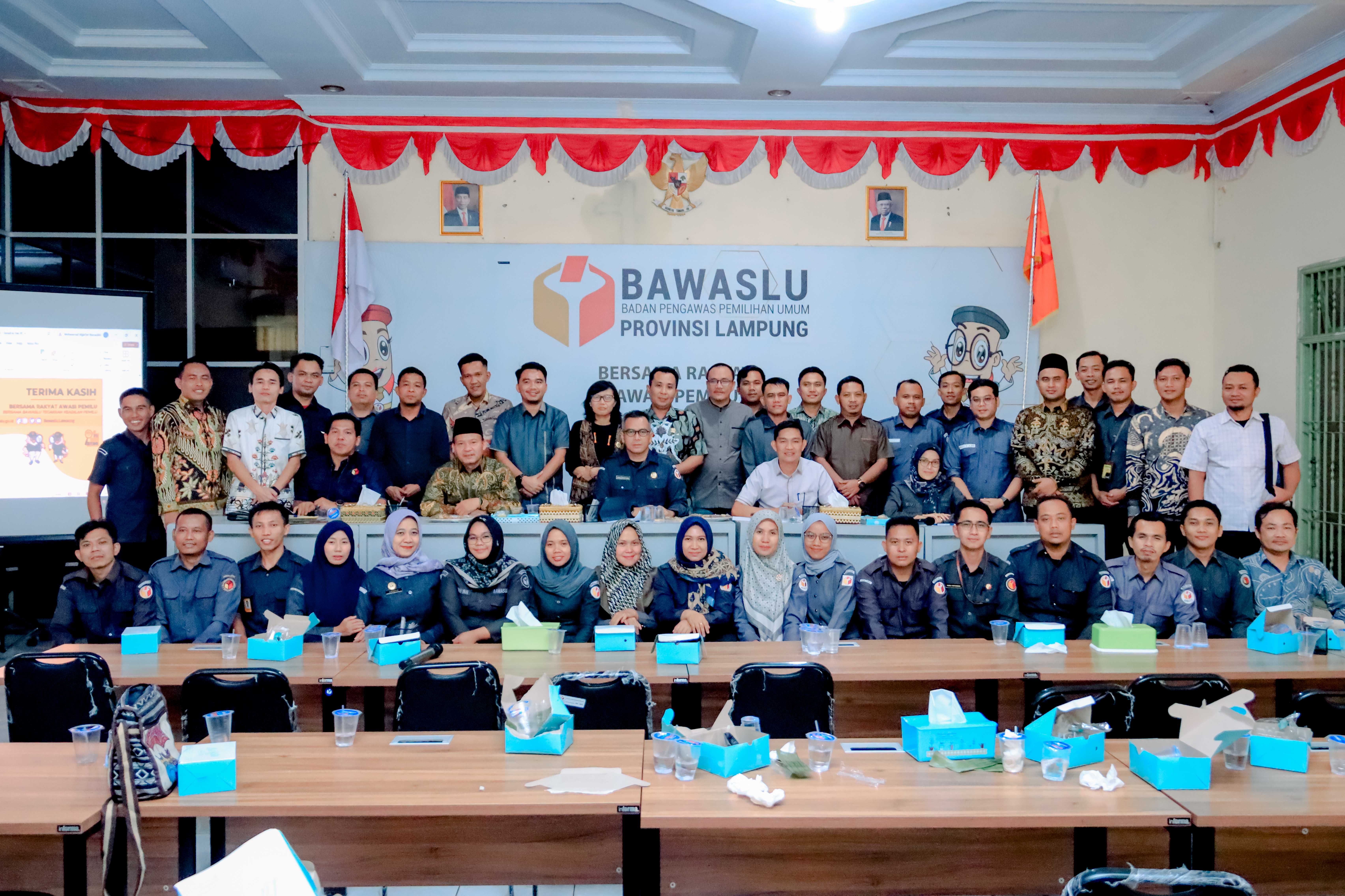 Bandar Lampung, 5 Februari 2024 - Bawaslu Provinsi Lampung menggelar rapat koordinasi dan evaluasi guna meninjau pelaksanaan fungsi penanganan pelanggaran pada pengawasan tahapan kampanye Pemilu Tahun 2024. Acara yang digelar di Ruang Rapat Pepadun Kantor Bawaslu Provinsi Lampung pada pukul 09:00 WIB ini menghadirkan berbagai pihak terkait, termasuk IKHWANUDDIN dan WEDI YANSYAH, anggota Bawaslu Tanggamus, serta para pelaksana teknis.