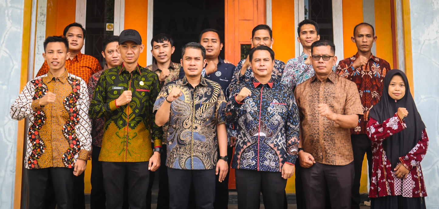 Tanggamus, Senin, 25 Maret 2024 - Dengan semangat yang membara, Najih Mustofa, Ketua Bawaslu Tanggamus, memimpin Apel Pencanangan peringatan Hari Ulang Tahun (HUT) ke-16 Badan Pengawas Pemilihan Umum (Bawaslu) di halaman Sekretariat Bawaslu Tanggamus. Acara yang dimulai pukul 08.00 waktu setempat ini menjadi momen penting bagi Bawaslu Tanggamus untuk merayakan perjalanan panjang mereka dalam menjaga integritas demokrasi di daerah tersebut.