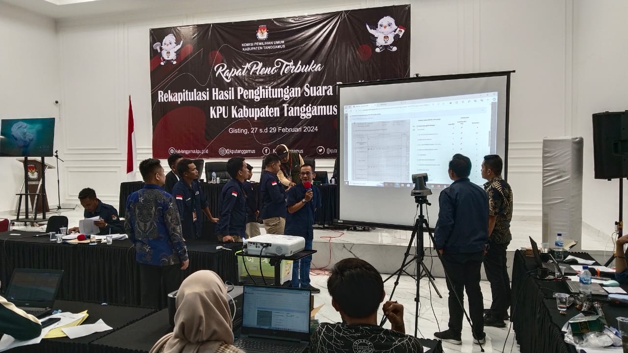 Tanggamus, 5 Maret 2024 - Rapat rekapitulasi hasil penghitungan perolehan suara di tingkat kabupaten untuk Pemilihan Umum Tahun 2024 di Kabupaten Tanggamus berlangsung dari Selasa hingga Kamis, 27 Februari hingga 4 Maret 2024. Acara yang digelar di Royal Hotel, Gisting ini menjadi sorotan utama masyarakat setempat karena kehadiran Badan Pengawas Pemilu (Bawaslu) Kabupaten Tanggamus yang turut serta dalam pengawasan proses tersebut.