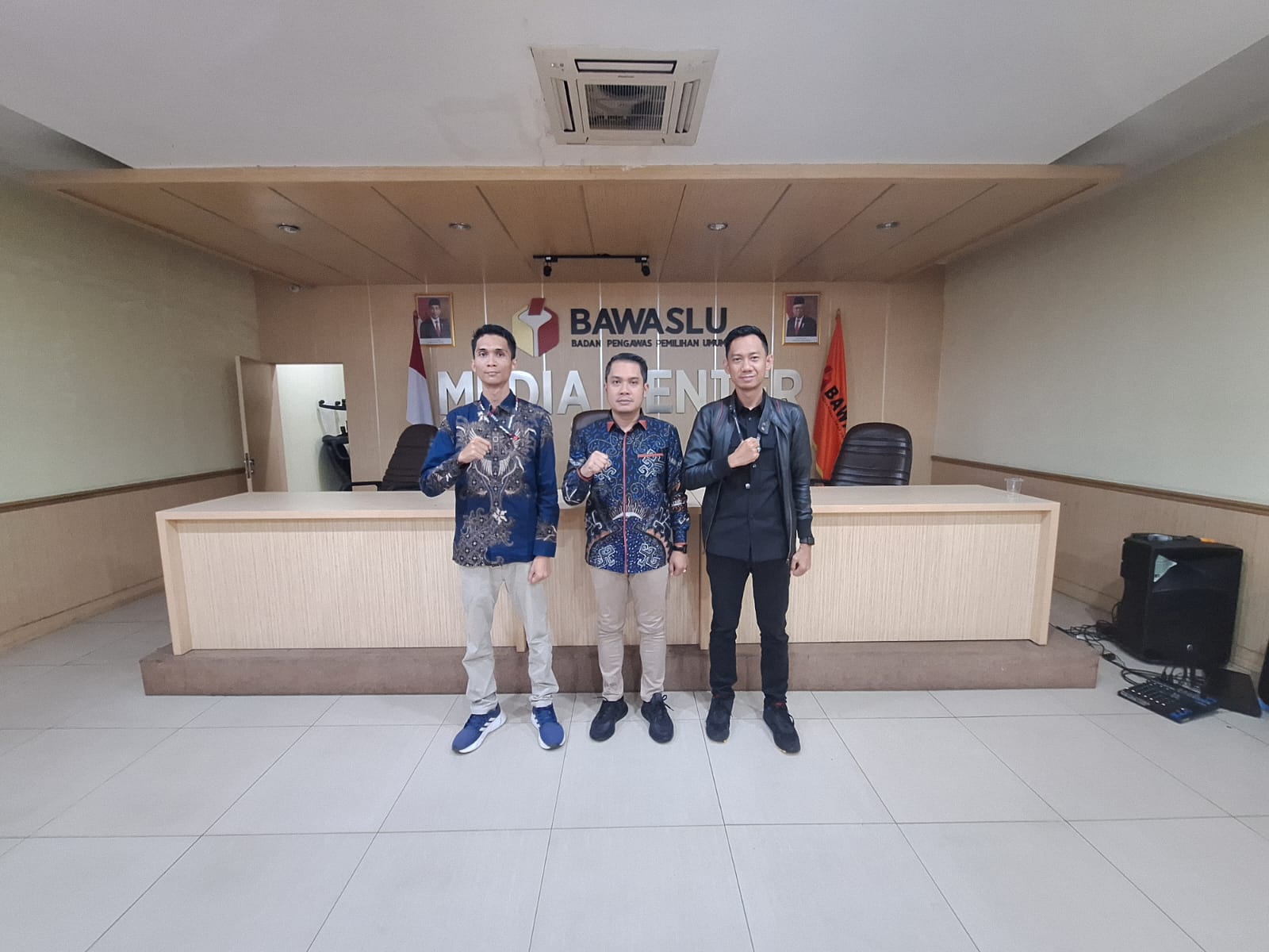 Jakarta, 11 Maret 2023 - Badan Pengawas Pemilu (Bawaslu) kembali mengambil langkah strategis dalam memastikan kelancaran dan keberlangsungan Pemilihan Umum 2024 dengan menggelar rapat penyiapan data pengawasan rekapitulasi nasional. Acara yang digelar mulai Jumat hingga Selasa ini diharapkan dapat menjadi momentum penting dalam memperkuat sistem pengawasan.  Rapat yang dilaksanakan di Ruang Rapat Lantai 5, Gedung Sekretariat Bawaslu RI, Jakarta, ini dihadiri oleh ketua Bawaslu Tanggamus Najih Mustofa bersam