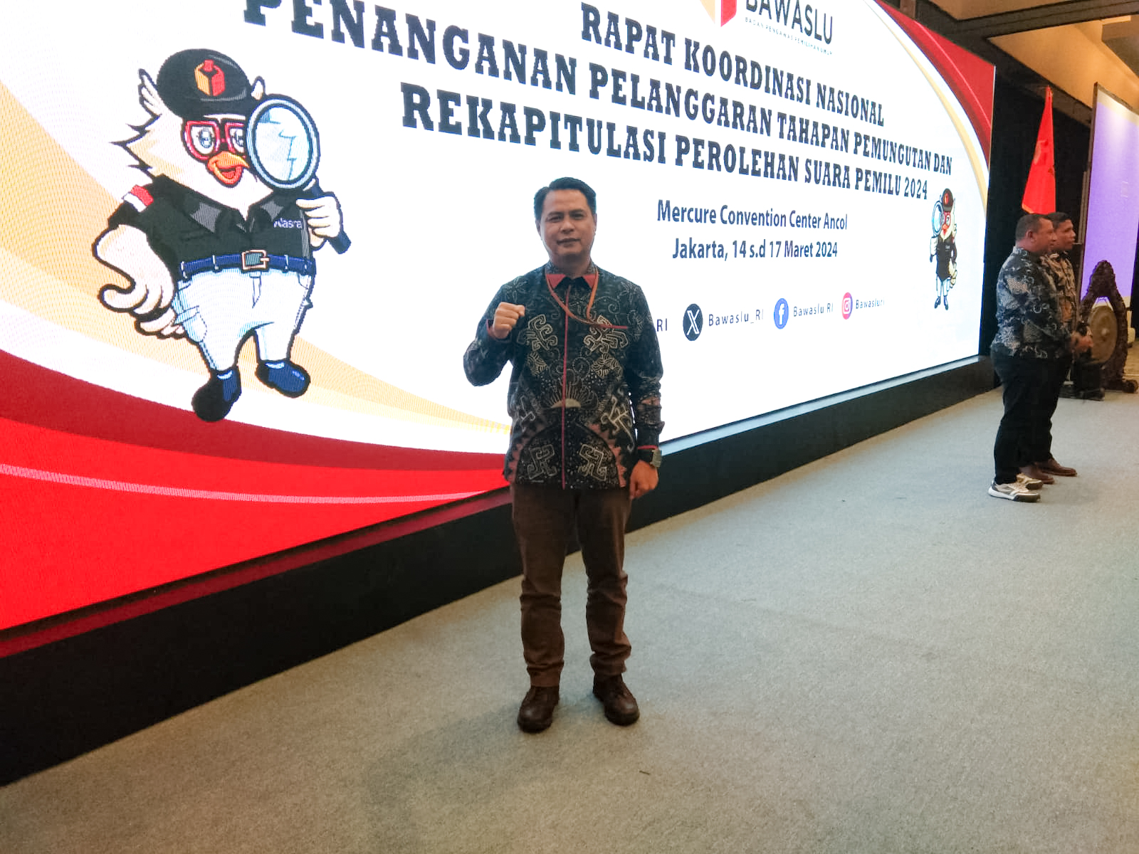 Jakarta, 15 Maret 2024 - Evi Saputra, seorang anggota Badan Pengawas Pemilihan Umum (Bawaslu) dari Tanggamus, Lampung, bersama dengan stafnya, Heri, telah menghadiri Rapat Koordinasi Nasional Penanganan Pelanggaran Tahapan Pemungutan dan Rekapitulasi Perolehan Suara Pemilu 2024. Acara ini diselenggarakan oleh Bawaslu Republik Indonesia untuk mempersiapkan tahapan rekapitulasi hasil pemilu yang akan datang.