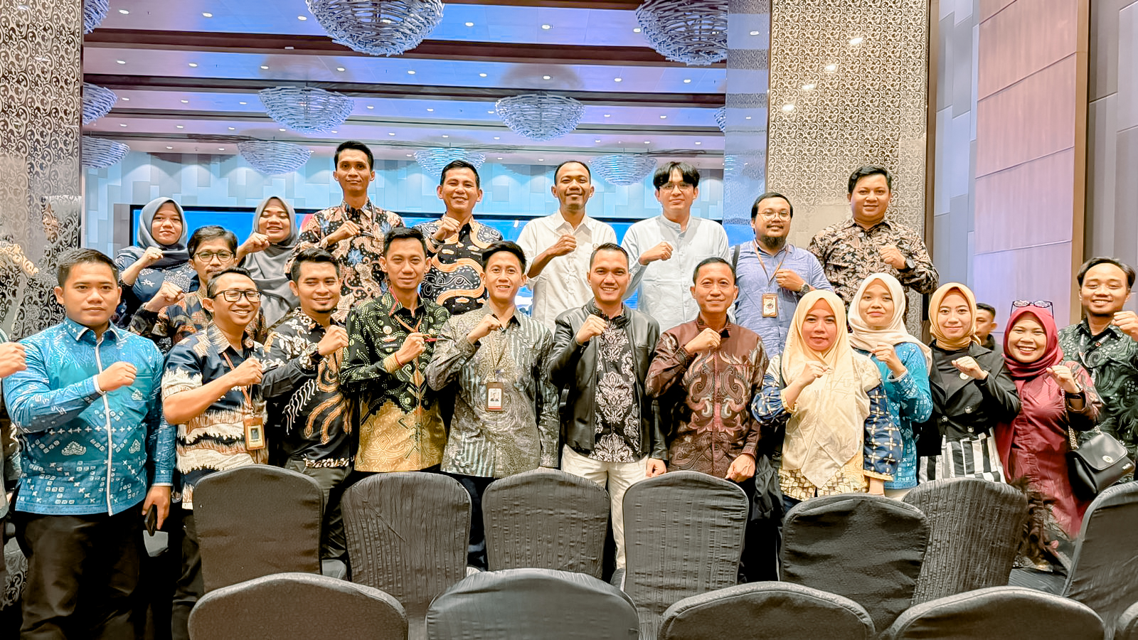 Jakarta, 17 Maret 2024 - Menjelang penyelenggaraan pemilihan serentak tahun 2024, Bawaslu kabupaten Tanggamus telah mengirimkan perwakilannya, Alvindra sebagai koordinator sekretariat, bersama Yahya, salah satu staf Bawaslu, untuk menghadiri Rapat Koordinasi Nasional Konsolidasi Pengelolaan Kehumasan Bawaslu Dalam Rangka Pemilihan Serentak Tahun 2024.  Acara ini berlangsung di Grand Mercure Kemayoran-Jakarta dari tanggal 15 hingga 17 Maret 2024. 