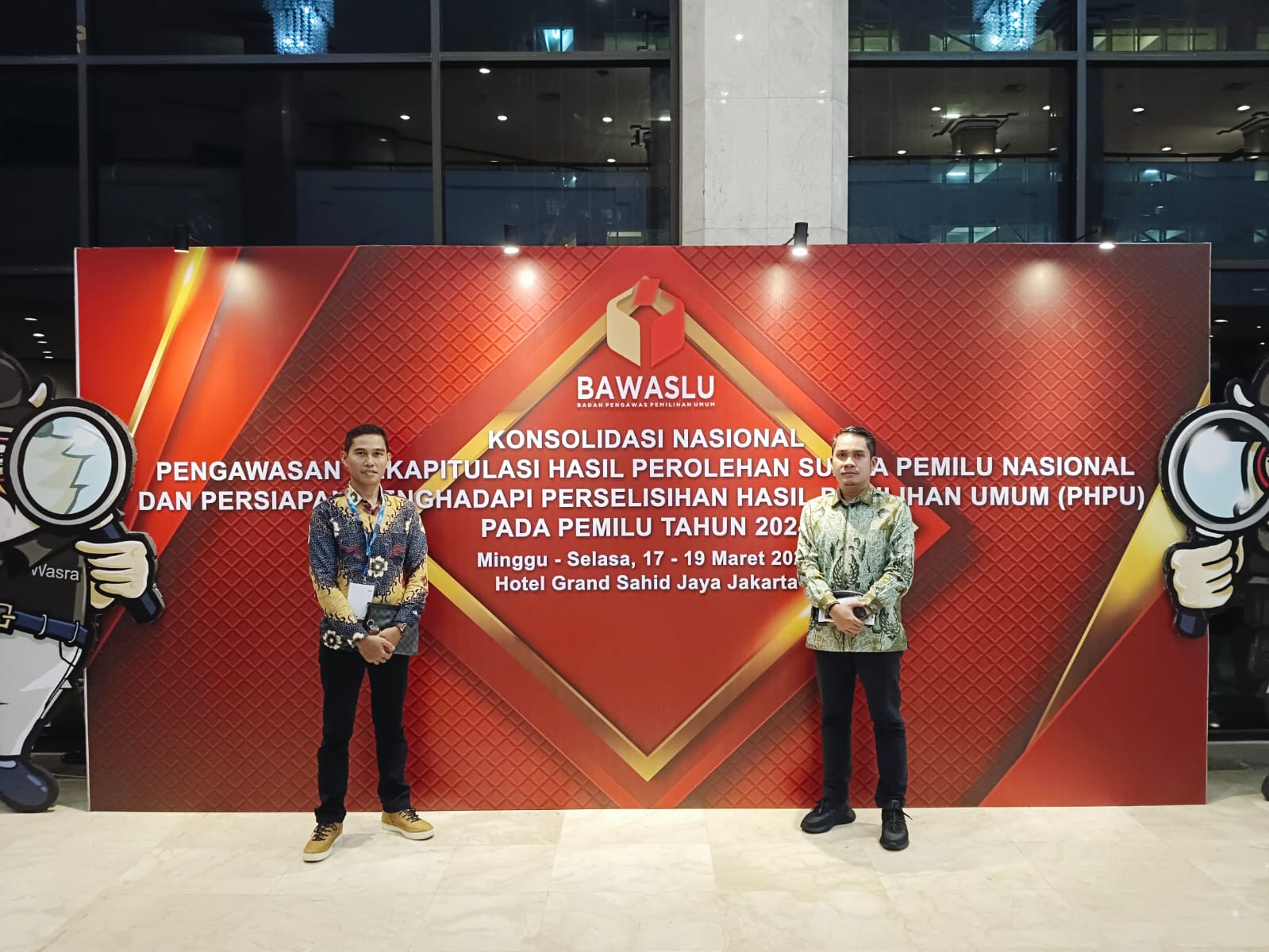 Tanggamus, 20 Maret 2024 - Ketua Badan Pengawas Pemilu (Bawaslu) Tanggamus, Najih Mustofa, beserta salah satu stafnya, Budi, telah turut serta dalam Konsolidasi Nasional Pengawasan Rekapitulasi Hasil Perolehan Suara Pemilu Nasional dan Persiapan Menghadapi Perselisihan Hasil Pemilihan Umum (PHPU) pada Pemilu Tahun 2024. Acara yang berlangsung dari tanggal 17 hingga 19 Maret 2024 di Hotel Grand Sahid Jaya, Jakarta, menegaskan komitmen Bawaslu dalam menjalankan amanat yang diatur oleh Undang-Undang Nomor 7 Ta