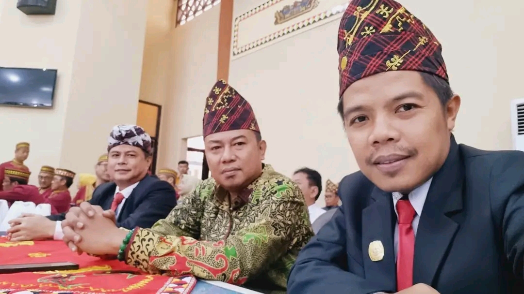 Tanggamus, 20 Maret 2024 - Atmosfer haru dan kehangatan memenuhi Ruang Sidang DPRD Kabupaten Tanggamus pada Rabu (20/03) pagi ini, ketika Evi Saputra, salah satu anggota Bawaslu Kabupaten Tanggamus, hadir dalam Sidang Paripurna Istimewa. Sidang tersebut diselenggarakan dalam rangka memperingati Hari Ulang Tahun Kabupaten Tanggamus yang ke-27 tahun.