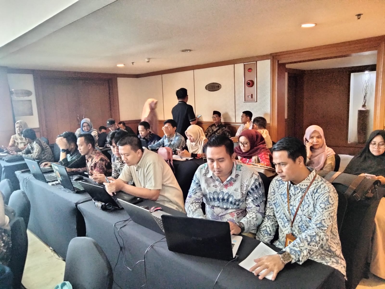 Jakarta, 24 Maret 2024 – Anggota Badan Pengawas Pemilu (Bawaslu) Kabupaten Tanggamus, Evi Saputra, beserta stafnya, Heri, telah menghadiri dengan penuh semangat Rapat Kordinasi Nasional untuk Penyusunan dan Penyiapan Bahan Awal Perselisihan Hasil Pemilihan Umum Tahun 2024. Kehadiran mereka menjadi salah satu wujud komitmen dalam menjaga integritas dan transparansi dalam proses demokrasi di Indonesia.  Rapat yang berlangsung dari Jumat hingga Minggu, 22-24 Maret 2024, di Hotel Grand Sahid Jaya, Jakarta