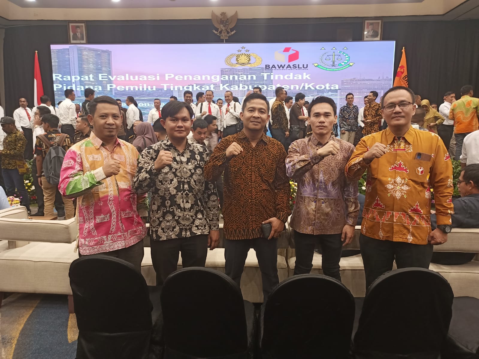 Jakarta, 28 Maret 2024 - Dalam upaya menjaga integritas dan keberlangsungan demokrasi, anggota Badan Pengawas Pemilu (Bawaslu) Kabupaten Tanggamus, Wediyansyah, hadir dalam acara Evaluasi Penanganan Tindak Pidana Pemilu Tahun 2024. Acara tersebut diselenggarakan di Hotel Mercure Convention Centre Ancol, Jakarta, pada Selasa hingga Kamis (26-28 Maret 2024).