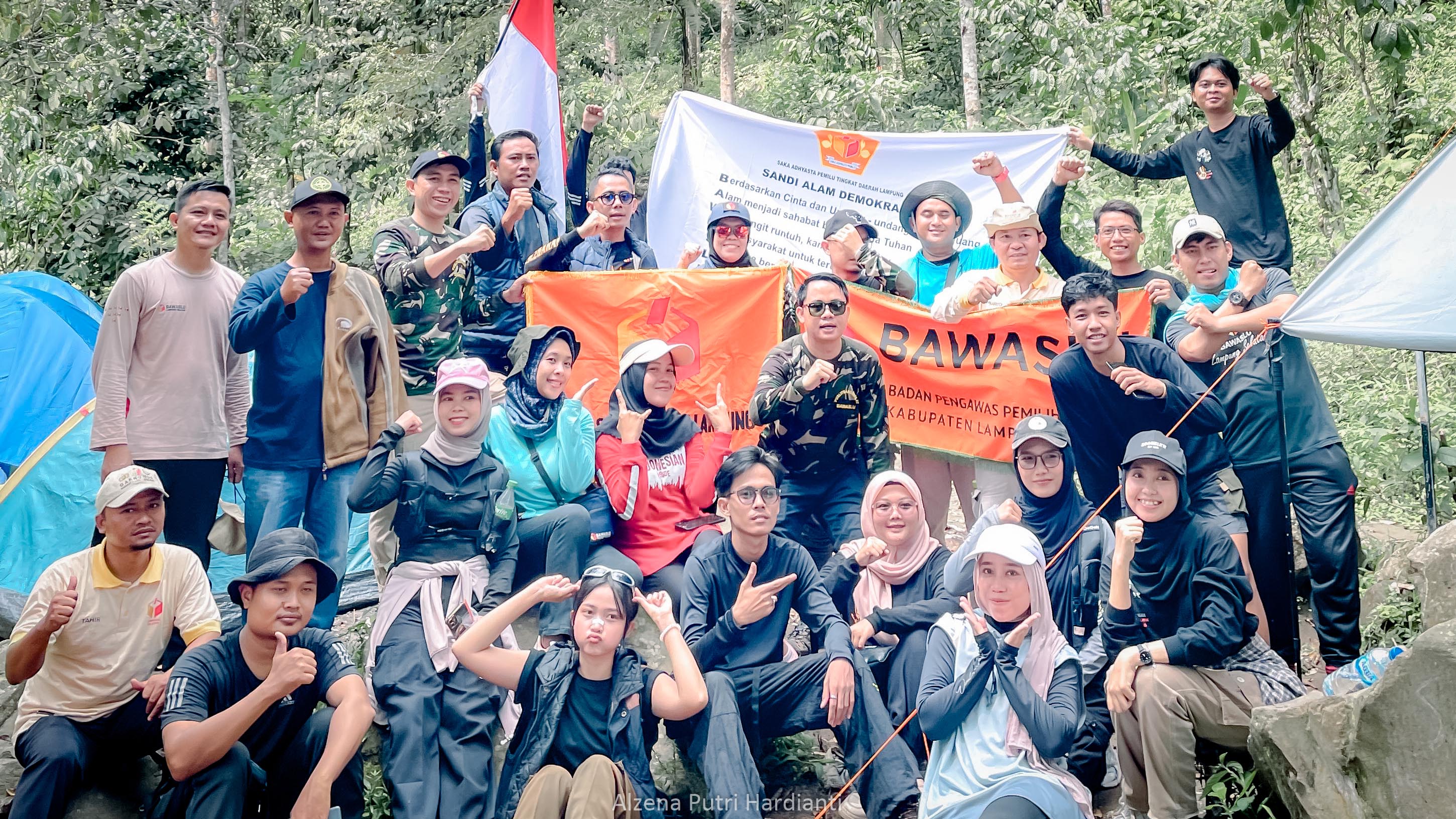 Ikhwanuddin Bawaslu Kabupaten Tanggamus Ikuti Sarasehan Pengawasan Partisipatif dengan Pendakian Gunung Rajabasa