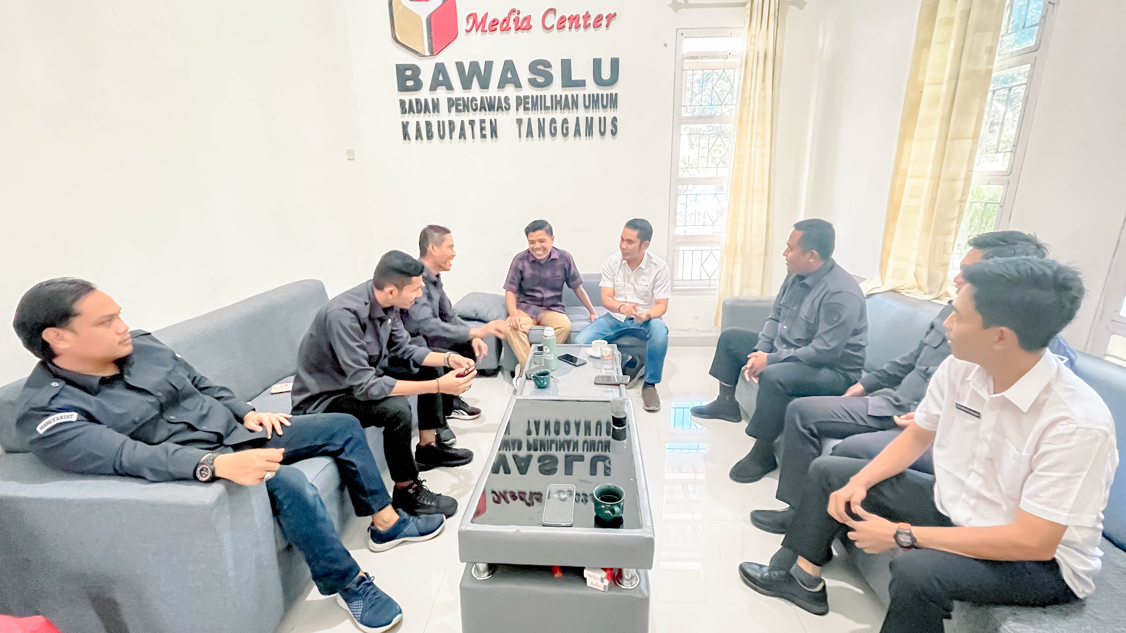 Bawaslu Tanggamus Terima Kunjungan Anggota KPU untuk Perkuat Sinergi Pendidikan Pemilih