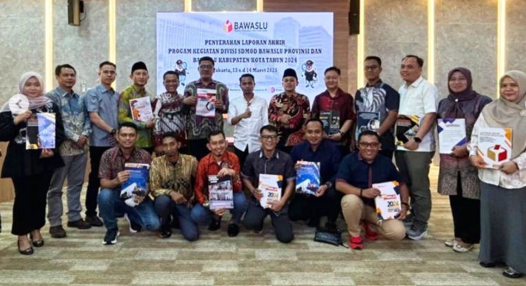 Bawaslu Tanggamus Serahkan Laporan Akhir Program Kegiatan Divisi SDMO dan Diklat I