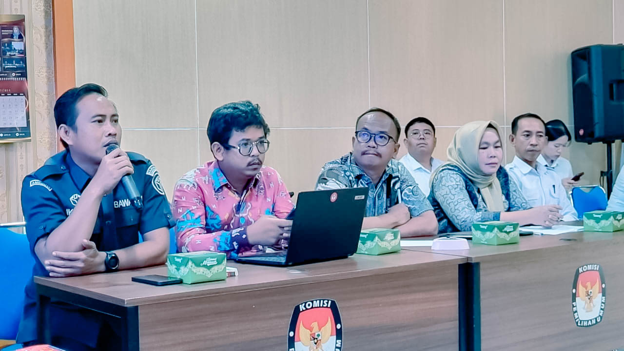 BAWASLU KABUPATEN TANGGAMUS AWASI RAPAT PLENO PEMUTAKHIRAN DATA PEMILIH BERKELANJUTAN (PDPB) TRIWULAN III (TIGA)