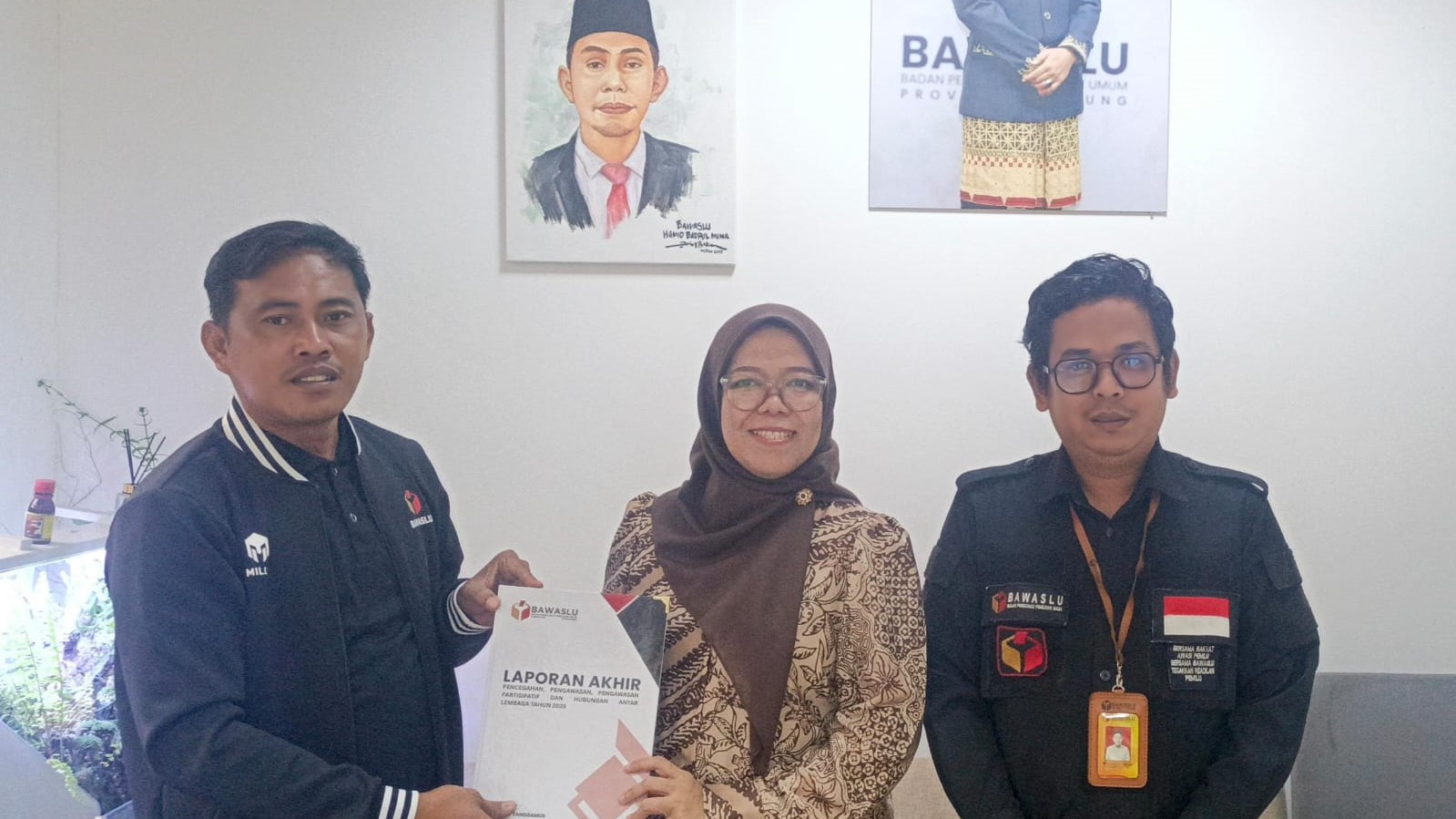 Bawaslu Tanggamus Serahkan Laporan Akhir Pengawasan Tahun 2025 kepada Bawaslu Provinsi Lampung