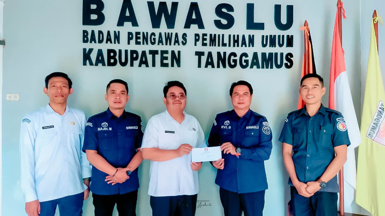 KPU Tanggamus Serahkan Daftar Pemutakhiran Data Parpol SIPOL Semester II Tahun 2025 kepada Bawaslu Kabupaten Tanggamus