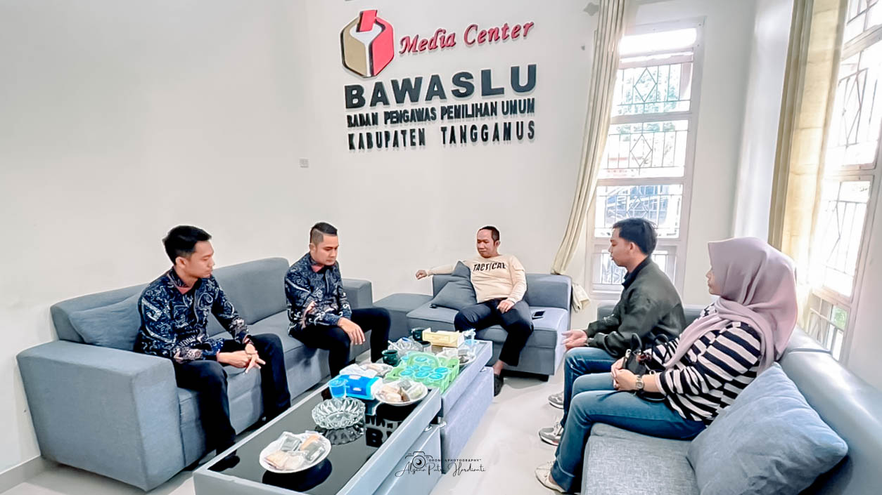 Akademisi Fakultas Hukum Universitas Mitra Lampung Lakukan Kunjungan Studi Kelembagaan ke Bawaslu Tanggamus