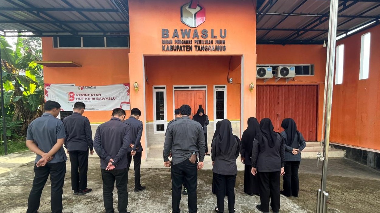 Apel Pagi Bawaslu Tanggamus: Awali Pekan dengan Semangat, Perkuat Integritas dan Soliditas Kerja