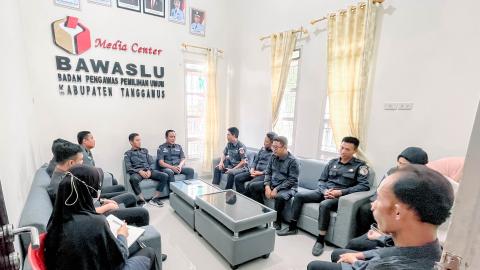 Bawaslu Tanggamus Gelar Rapat Internal Bahas Sosialisasi dan Strategi Pengawasan Pemutakhiran Data Pemilih