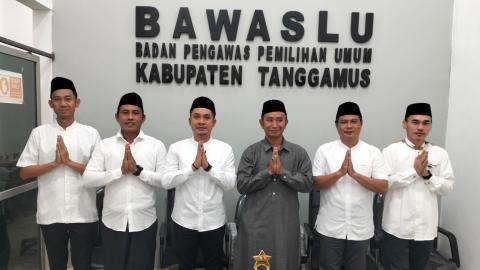 Tanggamus, Senin (17/03/2025) – Badan Pengawas Pemilihan Umum (Bawaslu) Kabupaten Tanggamus mengadakan kegiatan Ngabuburit Pengawasan sekaligus buka bersama yang berlangsung secara hybrid di Kantor Bawaslu Kabupaten Tanggamus. Kegiatan ini mengusung tema “Evaluasi Pengawasan untuk Pemilu yang Bersih, Adil, dan Berkualitas.”  Dalam acara tersebut, Ustadz Usman Mursyid hadir sebagai narasumber dan menyampaikan paparan mendalam mengenai pentingnya peran serta masyarakat dalam mendukung terciptanya Pemilu yang 